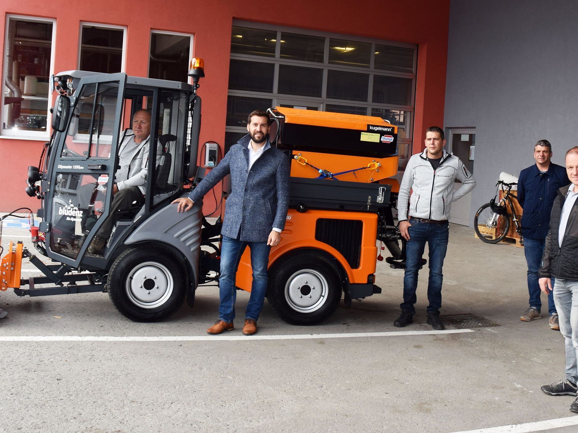Stadtgärtner Lorenz Bischof, Bürgermeister Simon Tschann, Heinrich Wild (Firma BAYWA Lamag), Thomas Santeler (Firma Stangl Reinigungstechnik GmbH) und Hofsteter Harald (Werkhofleiter Bauhof Bludenz) bei der Fahrzeugübergabe. (v.l.n.r.) Stadtgärtner Lorenz Bischof, Bürgermeister Simon Tschann, Heinrich Wild (Firma BAYWA Lamag), Thomas Santeler (Firma Stangl Reinigungstechnik GmbH) und Hofsteter Harald (Werkhofleiter Bauhof Bludenz) bei der Fahrzeugübergabe. (v.l.n.r.)