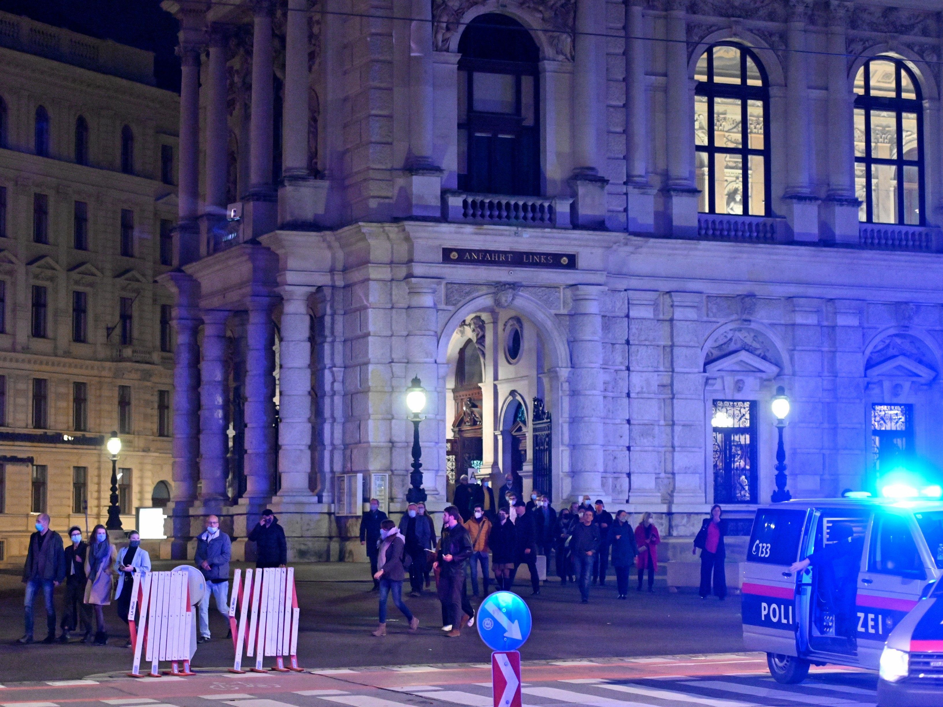 Das Burgtheater durften die Gäste erst nach Mitternacht verlassen. Das Burgtheater durften die Gäste erst nach Mitternacht verlassen.