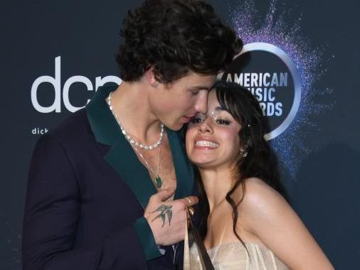 Camila mit Shawn Mendes. Camila mit Shawn Mendes.