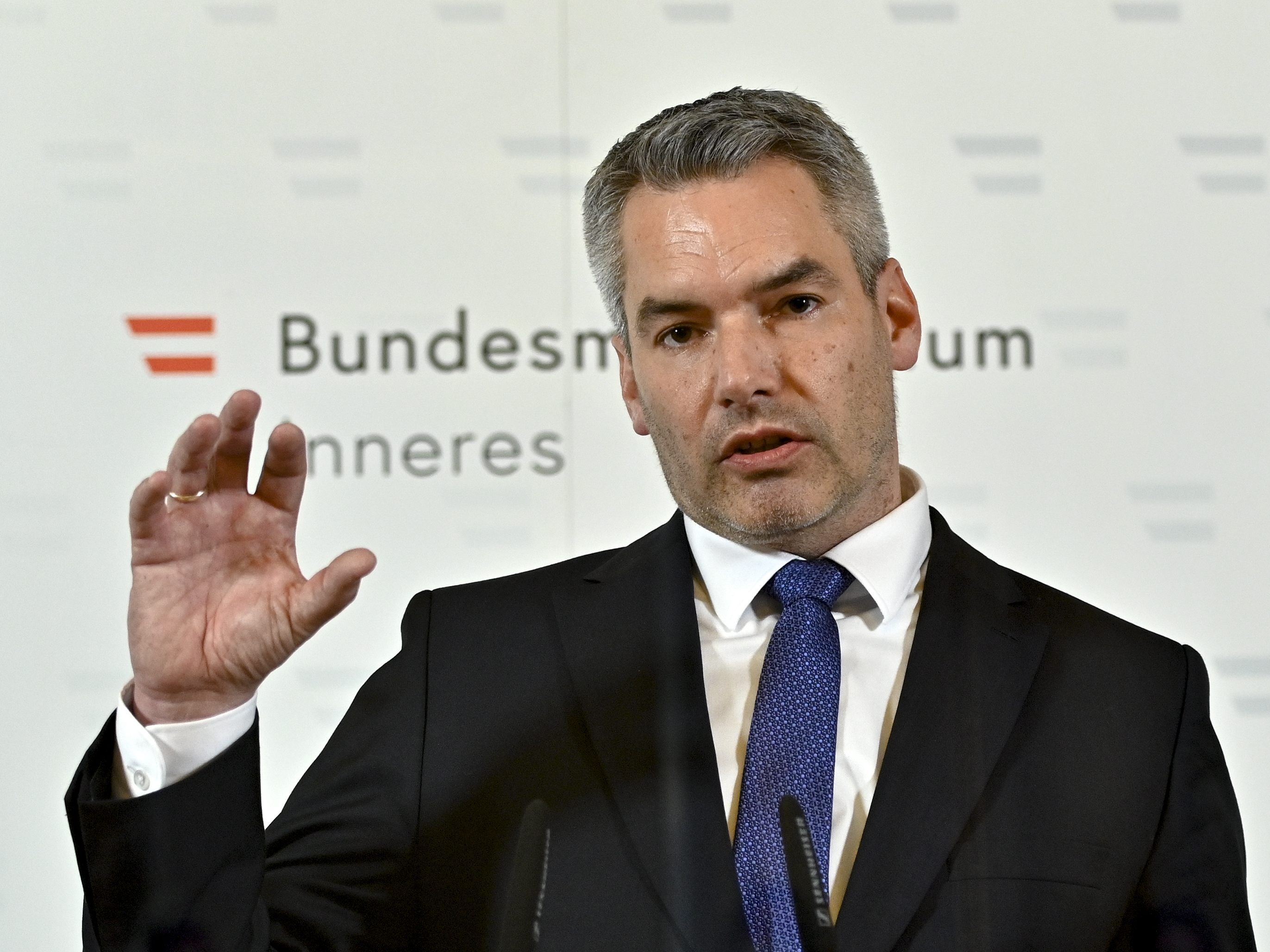 Den Moscheen soll laut Innenminister Nehammer auch ihre Stellung als Verein entzogen werden. Den Moscheen soll laut Innenminister Nehammer auch ihre Stellung als Verein entzogen werden.