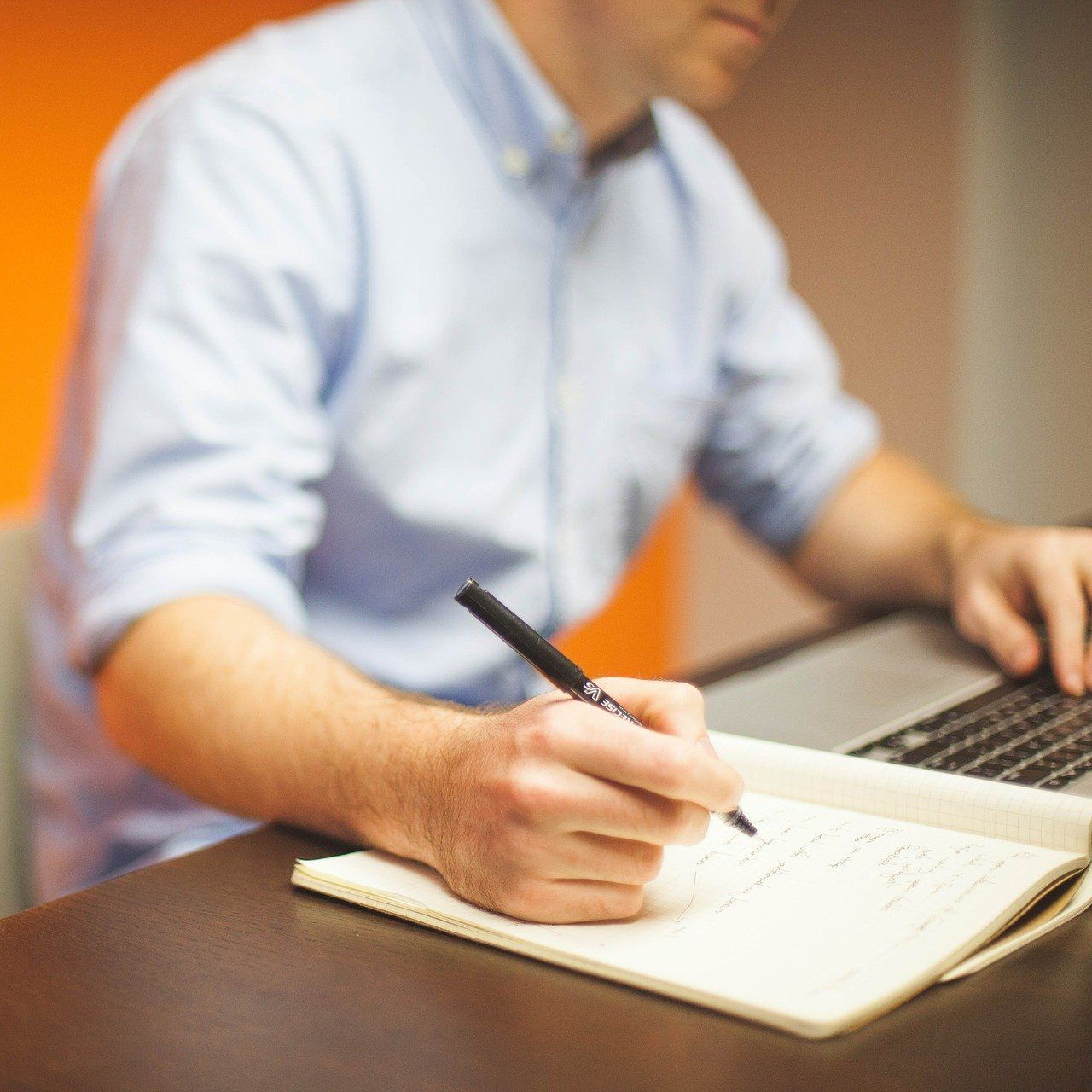 Die meisten Arbeitnehmer wurden auch im Sommer nicht von den Unternehmen mit den notwendigen Arbeitsutensilien, wie etwa einem Schreibtischsessel oder einem Laptop ausgestattet.