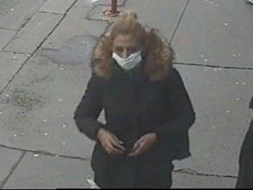 Diese Frau wird polizeilich nach einem Diebstahl und Folgedelikten gesucht