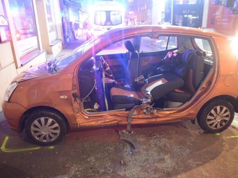 Der verletzte Lenker musste aus dem Unfallfahrzeug befreit werden.