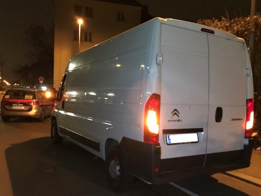 Dieses Schlepperfahrzeug wurde von der Wiener Polizei gestoppt Dieses Schlepperfahrzeug wurde von der Wiener Polizei gestoppt