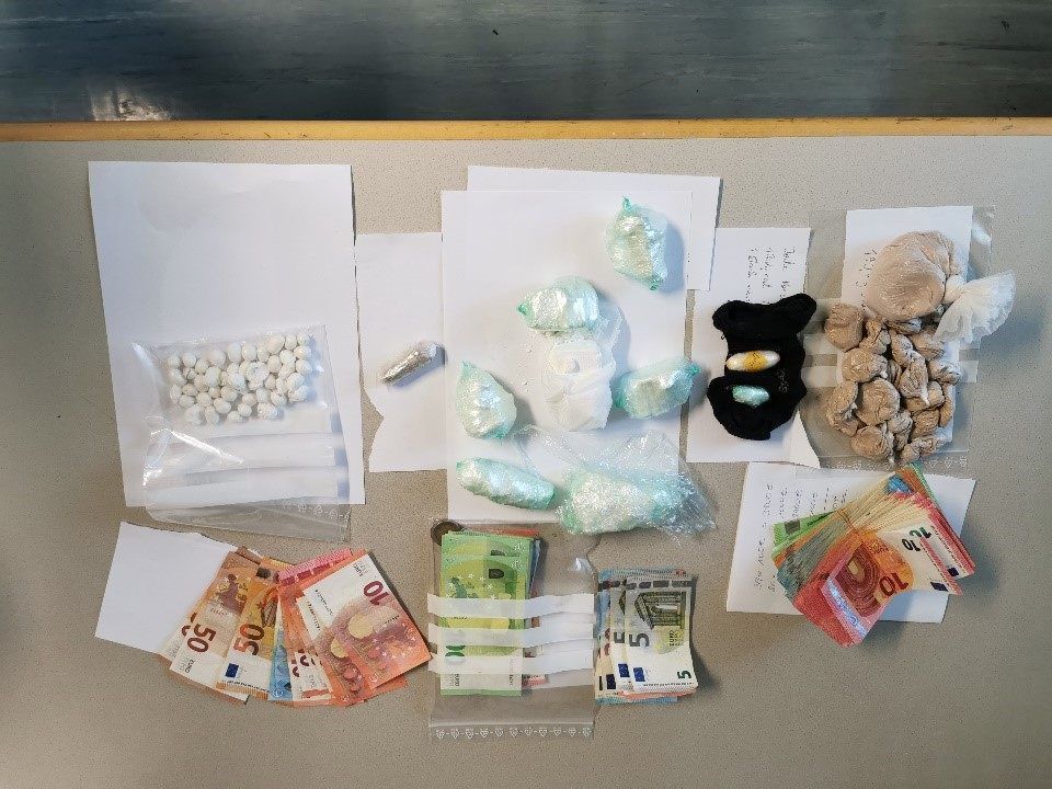 In der Wohnung des Mannes wurden diverse Suchtmittel sowie Bargeld sichergestellt.