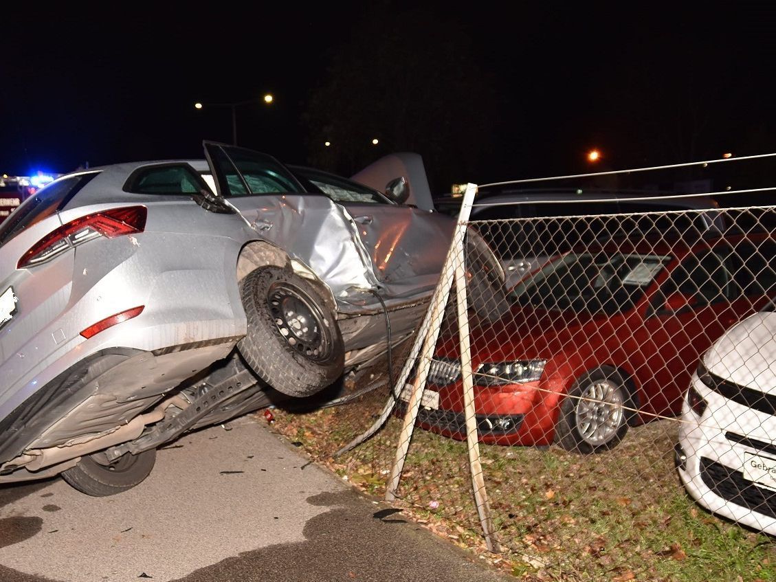 Das Auto wurde auf den Zaun eines Gebrauchtwagenhändlers geschleudert.