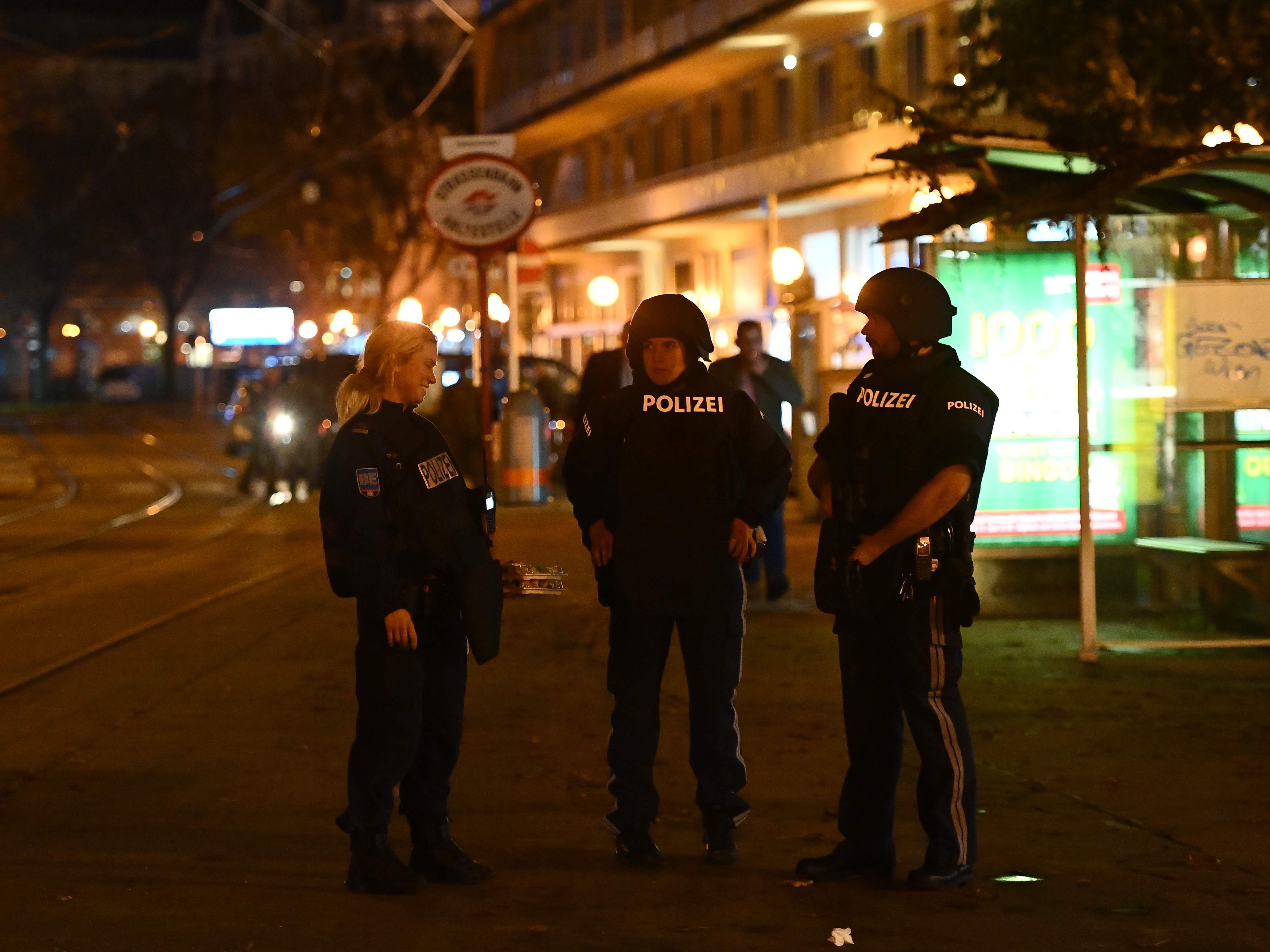 Fünf Minuten nach dem ersten Schuss war die Polizei am Schwedenplatz. Fünf Minuten nach dem ersten Schuss war die Polizei am Schwedenplatz.
