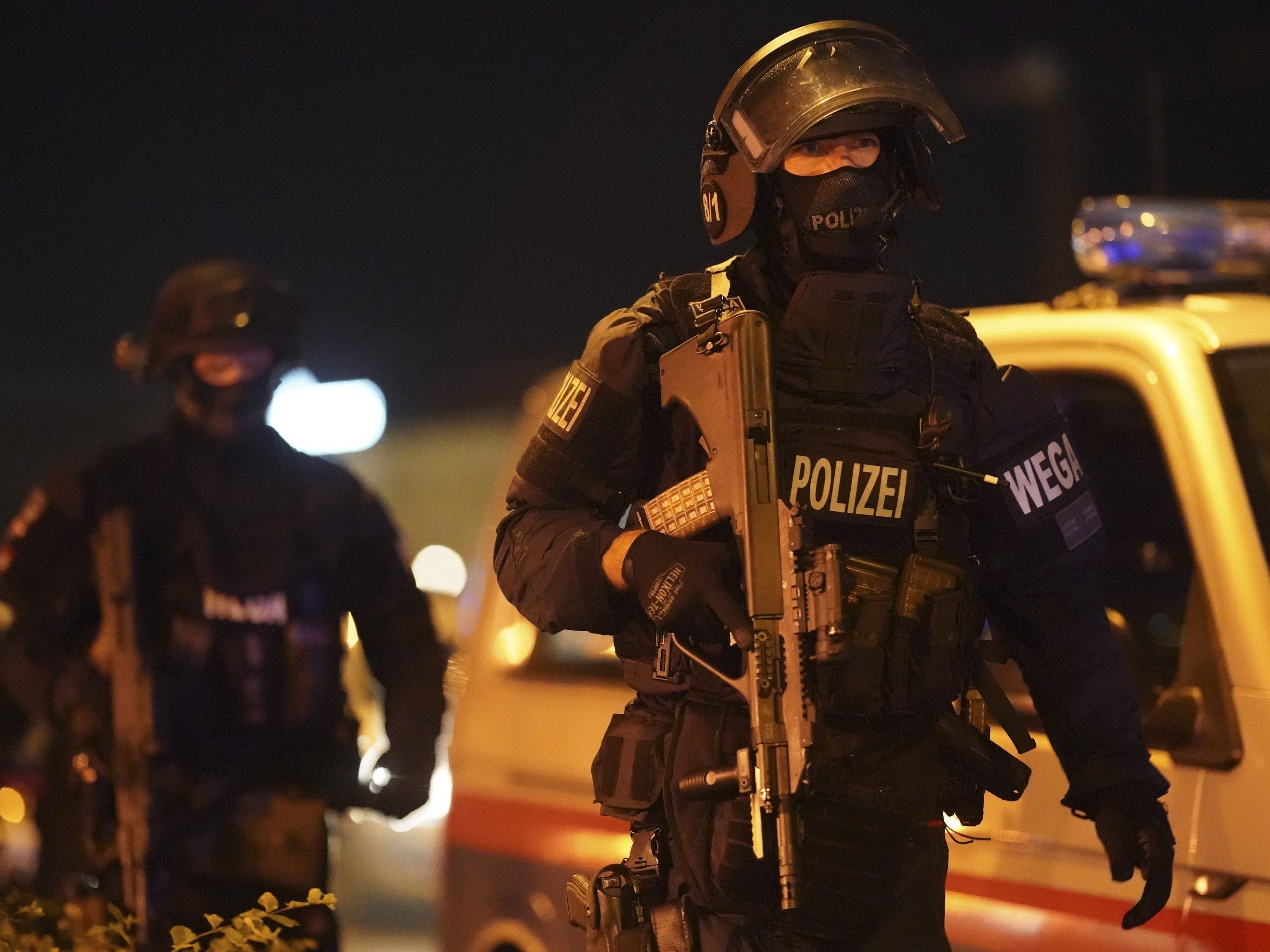Spezialkräfte bereiteten sich bereits am Abend des Terroranschlags auf die Razzia vor. Spezialkräfte bereiteten sich bereits am Abend des Terroranschlags auf die Razzia vor.
