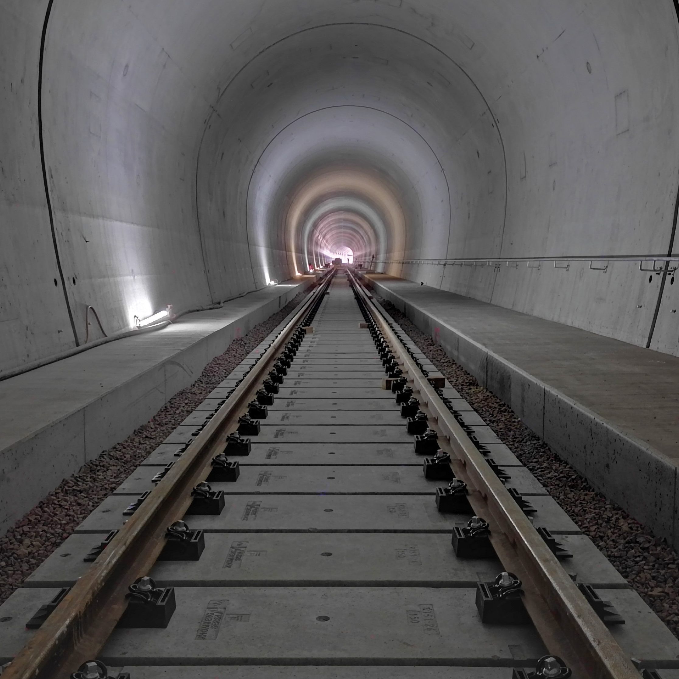 Auf Grundlage ihrer Feste-Fahrbahn-Technologie – hier die Eigenentwicklung IVES im Zierenberger Tunnel – möchte die Rhomberg Sersa Rail Group dazu beitragen, ein wirklich nachhaltiges Hochgeschwindigkeits-Transportsystem zu entwickeln.