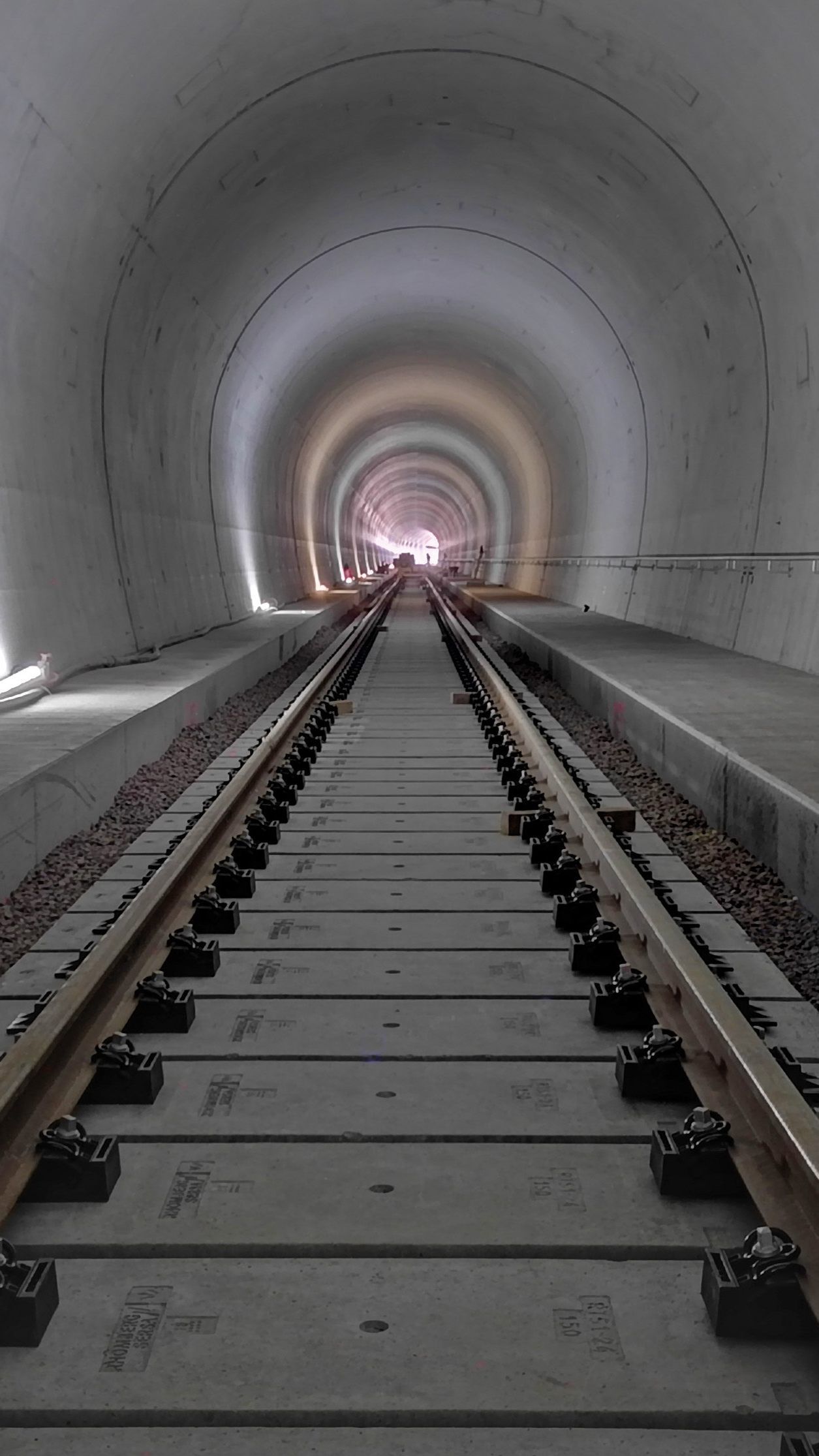 Auf Grundlage ihrer Feste-Fahrbahn-Technologie – hier die Eigenentwicklung IVES im Zierenberger Tunnel – möchte die Rhomberg Sersa Rail Group dazu beitragen, ein wirklich nachhaltiges Hochgeschwindigkeits-Transportsystem zu entwickeln.