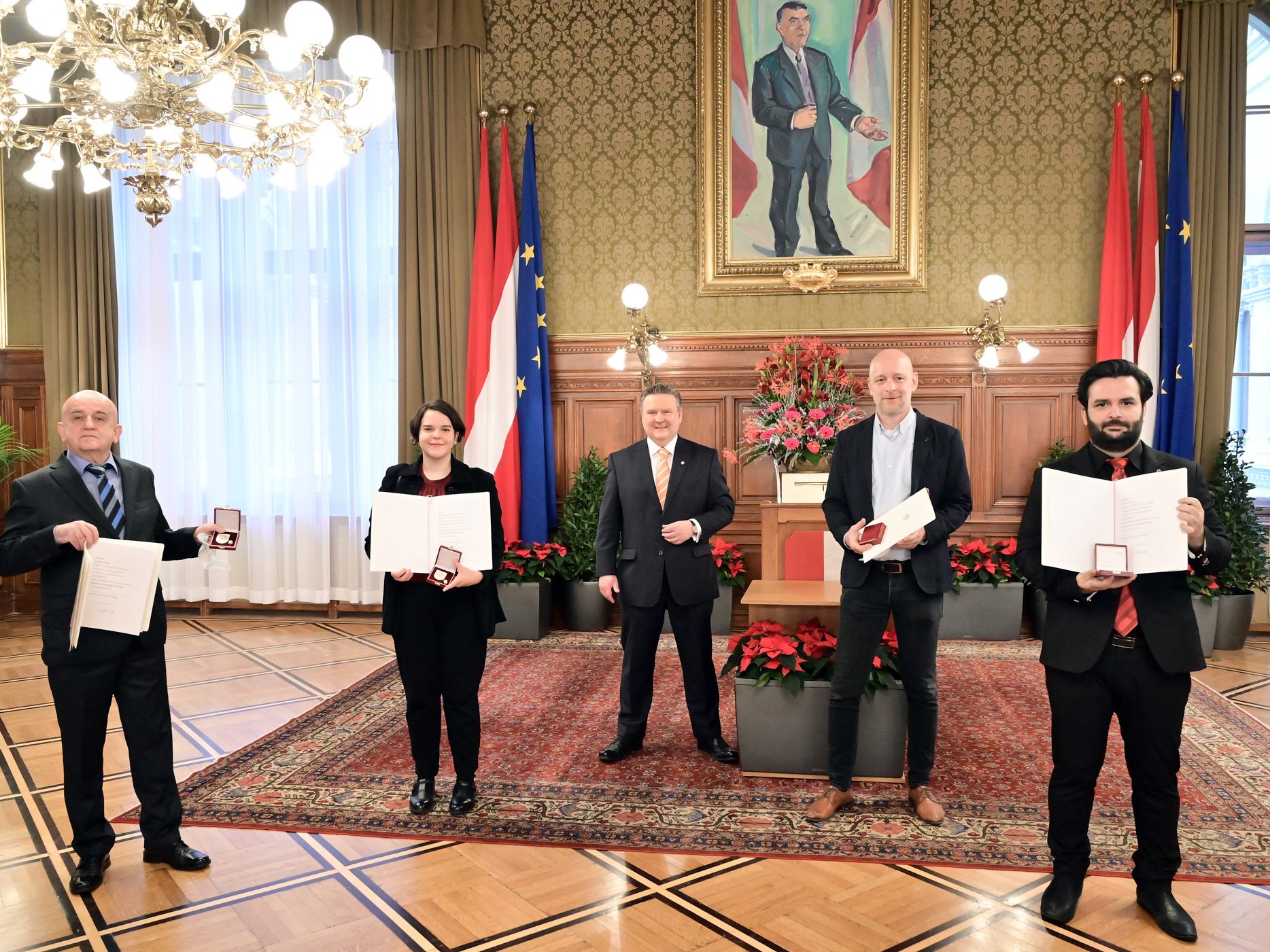 Bürgermeister Michael Ludwig verlieh am Dienstag die Dank- und Anerkennungsmedaillen an die Helfer: Sofia Hollunder-Pelufo, Juwan Amir, Norbert Suchanek und Mario Topic