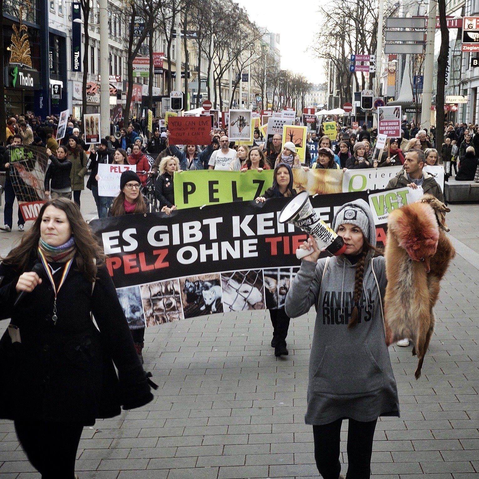 Die Tierschutz-Aktivistin Sandy P. Peng macht seit vielen Jahren auf das Leiden der Tiere für das Pelzgeschäft aufmerksam.