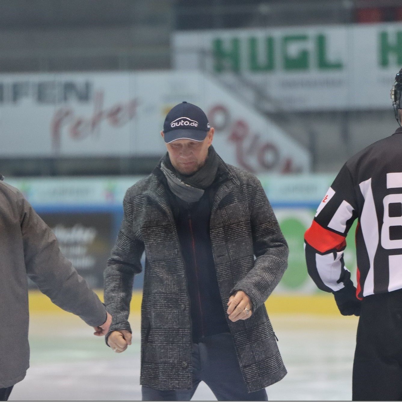 Ex Boxprofi Axel Schulz warf den Puck ein