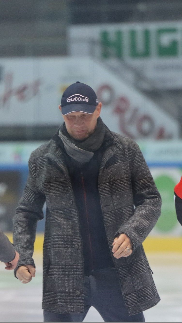 Ex Boxprofi Axel Schulz warf den Puck ein