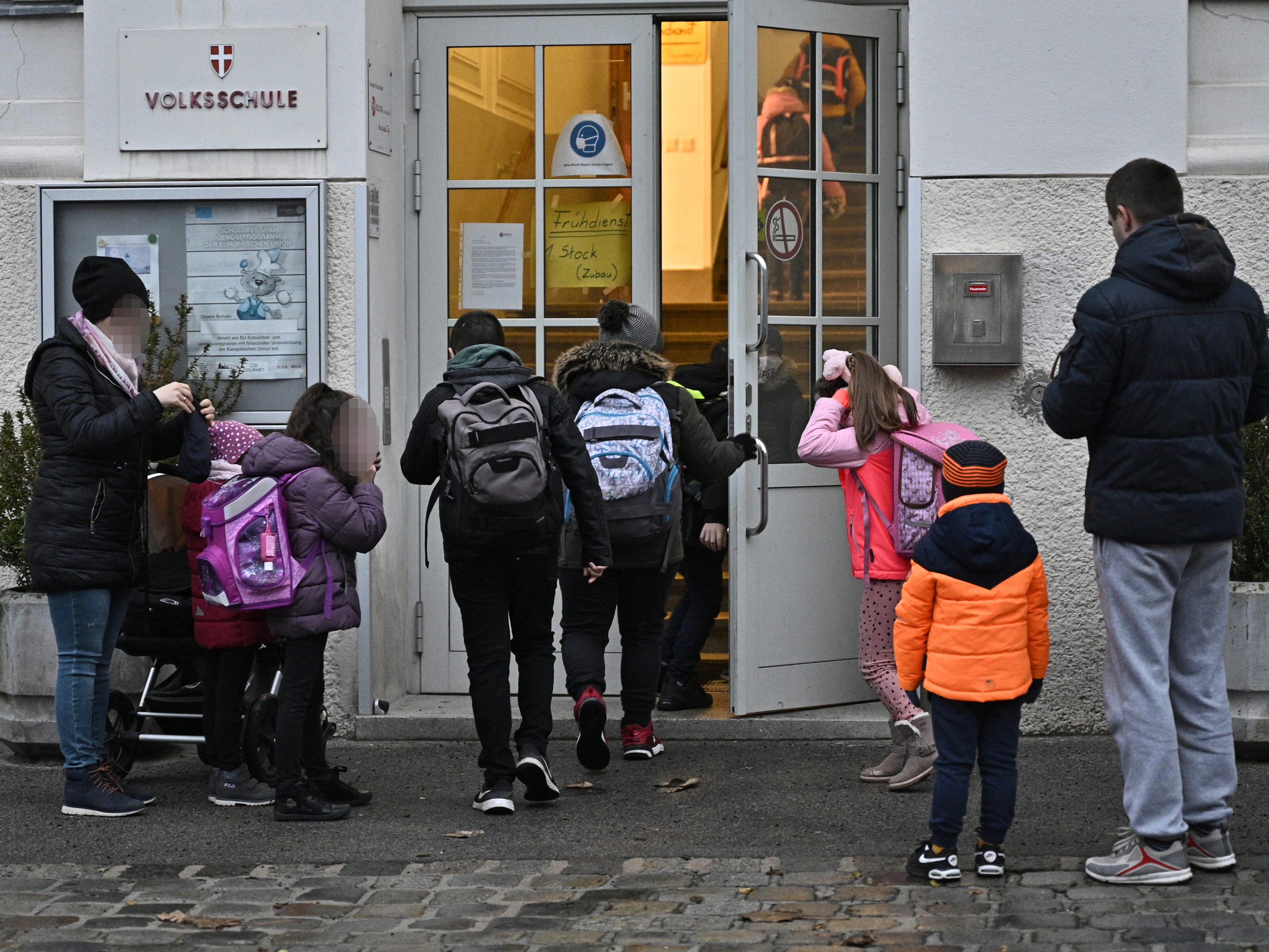Am Montag startete für zahlreiche Schüler wieder der Präsenzunterricht. Am Montag startete für zahlreiche Schüler wieder der Präsenzunterricht.