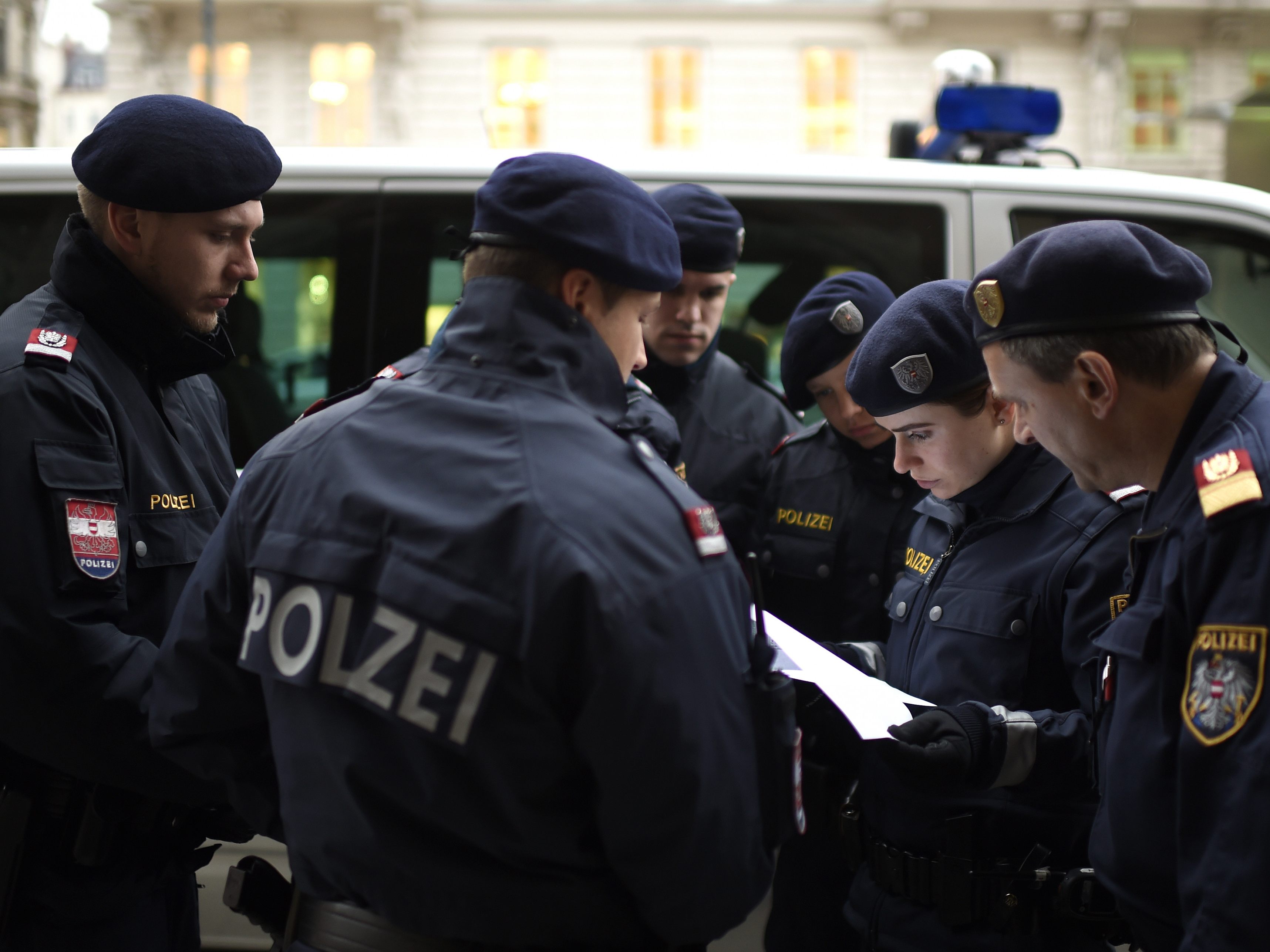 Die Polizei nahm die flüchtenden Tatverdächtigen fest. Die Polizei nahm die flüchtenden Tatverdächtigen fest.