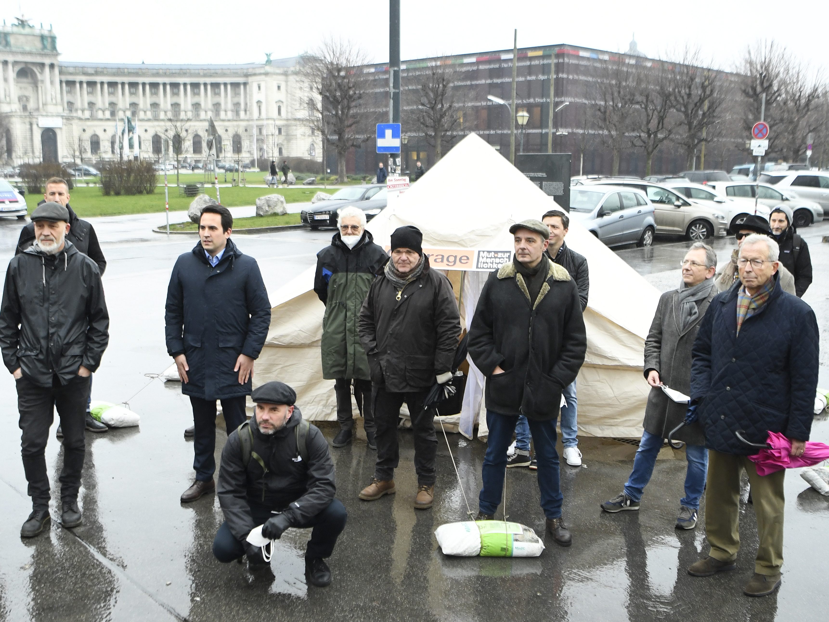 "'Retten statt Reden' – KünstlerInnen und VertreterInnen der Zivilgesellschaft mit Hilfsaktion für griechische Flüchtlingslager" in Wien "'Retten statt Reden' – KünstlerInnen und VertreterInnen der Zivilgesellschaft mit Hilfsaktion für griechische Flüchtlingslager" in Wien
