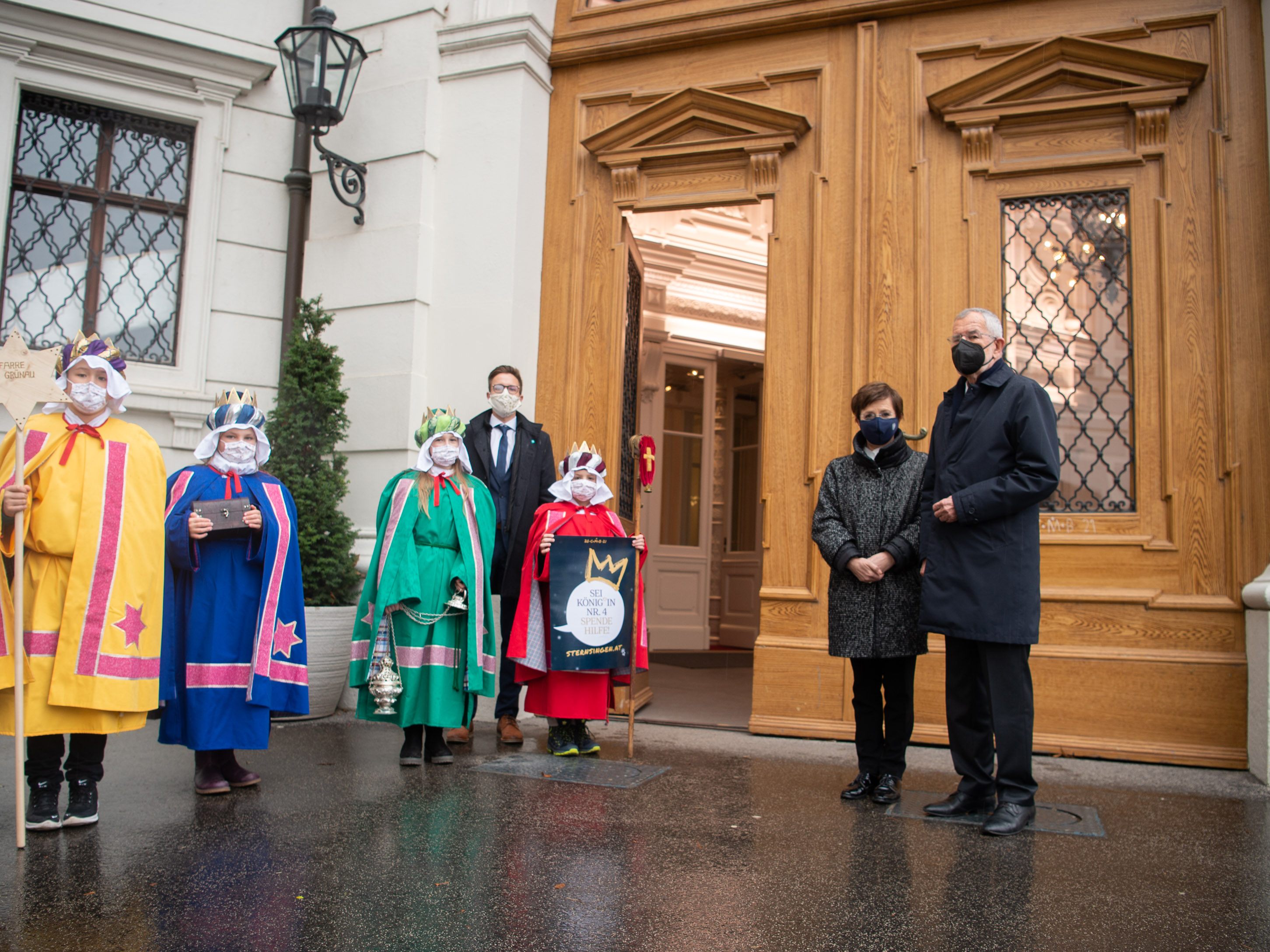 Sternsinger: Kinder aus der niederösterreichischen Pfarre Grünau beim Bundespräsidenten. Sternsinger: Kinder aus der niederösterreichischen Pfarre Grünau beim Bundespräsidenten.