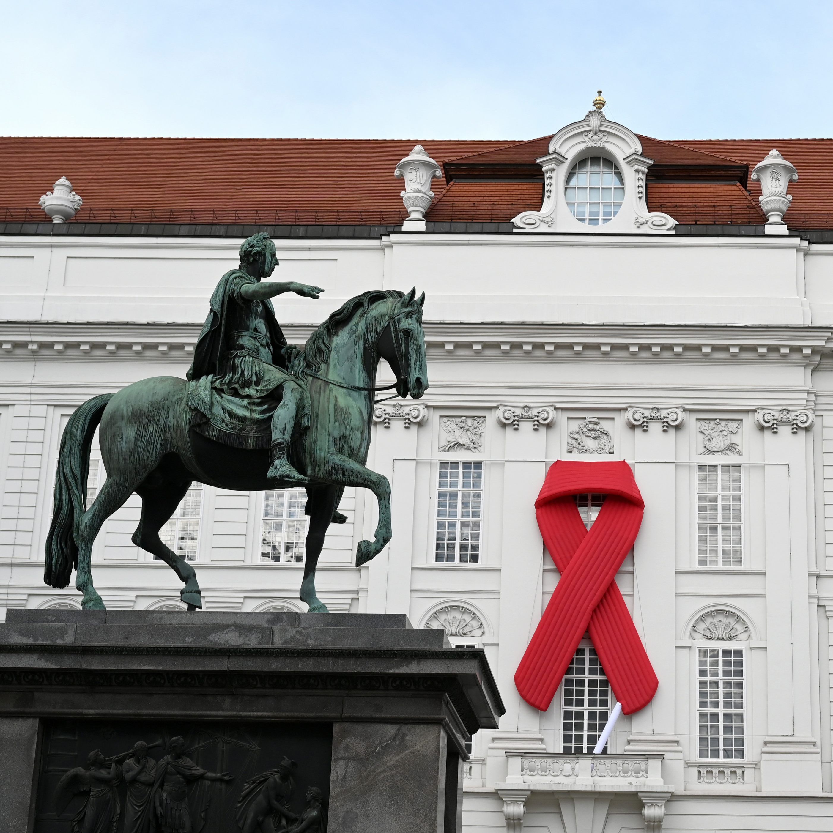 Auch dieses Jahr trägt das Parlament in der Hofburg wieder eine große rote Schleife zum Welt-Aids-Tag.