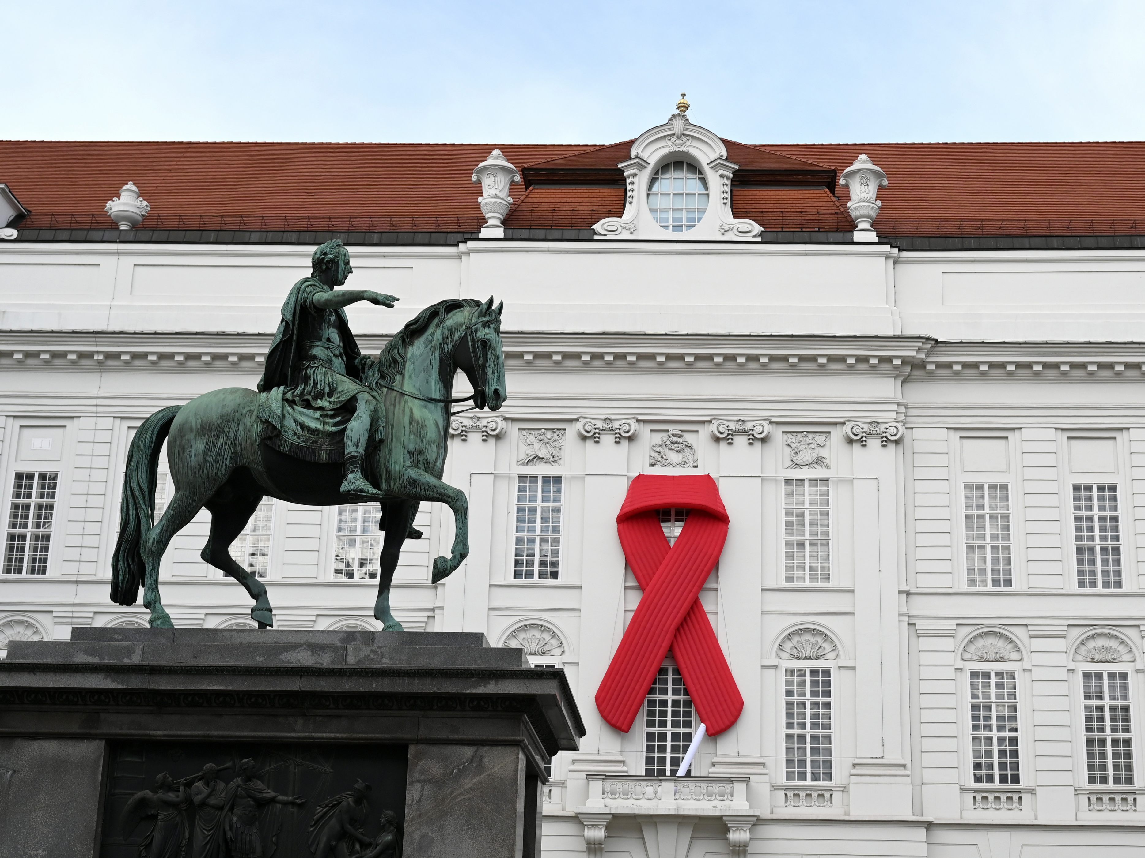 Auch dieses Jahr trägt das Parlament in der Hofburg wieder eine große rote Schleife zum Welt-Aids-Tag.