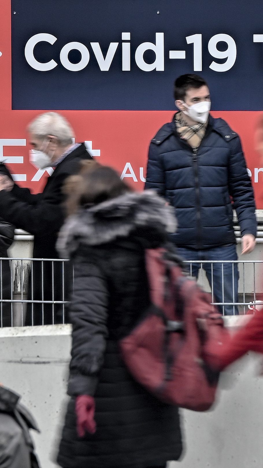 Durch "Freitesten" gewöhne man den Menschen den Gang zum Geschäft ab, kritisiert der Handelsverband.