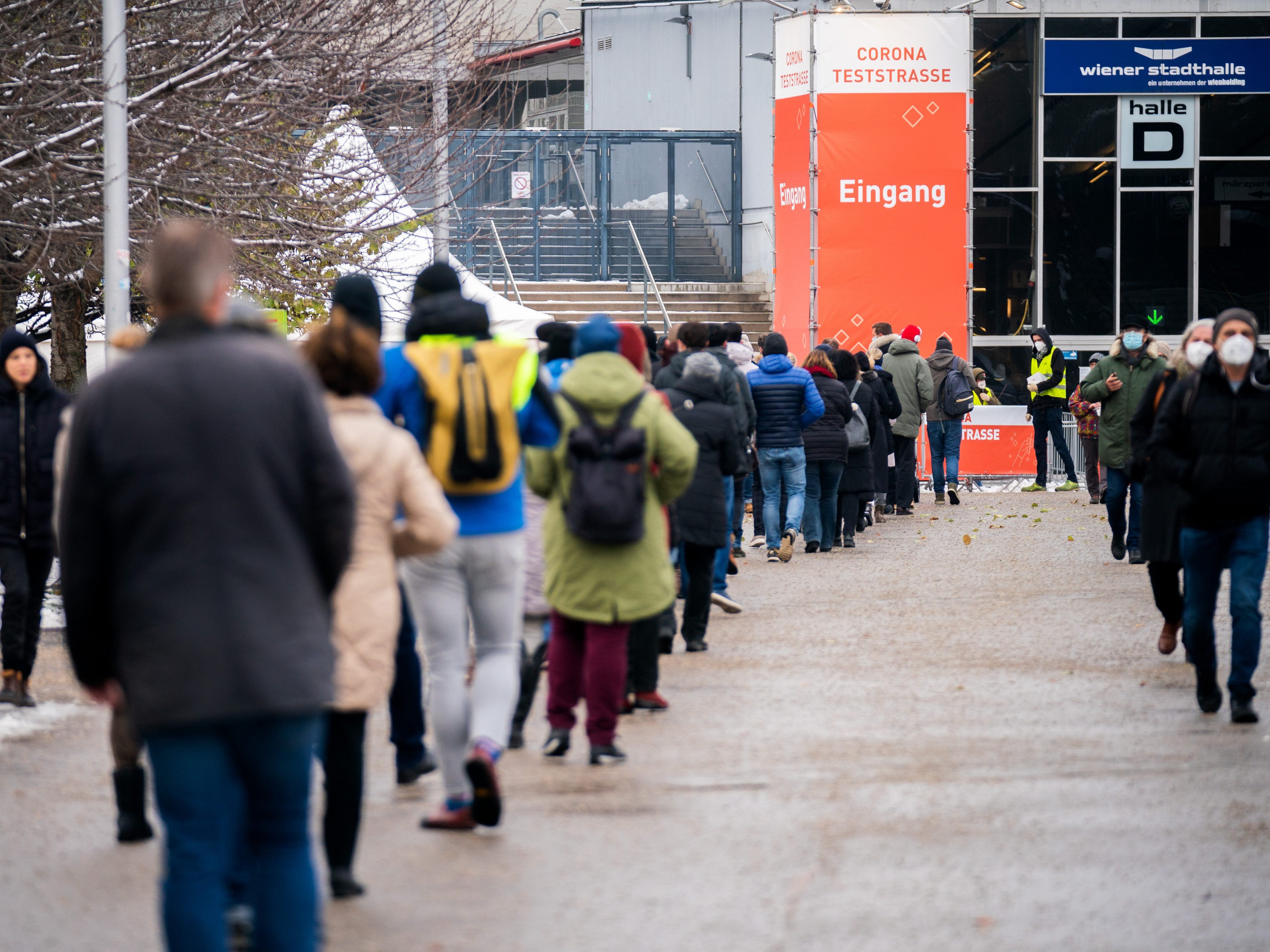 Lange Schlangen vor der Corona-Massentestung vor der Wiener Stadthalle. Lange Schlangen vor der Corona-Massentestung vor der Wiener Stadthalle.