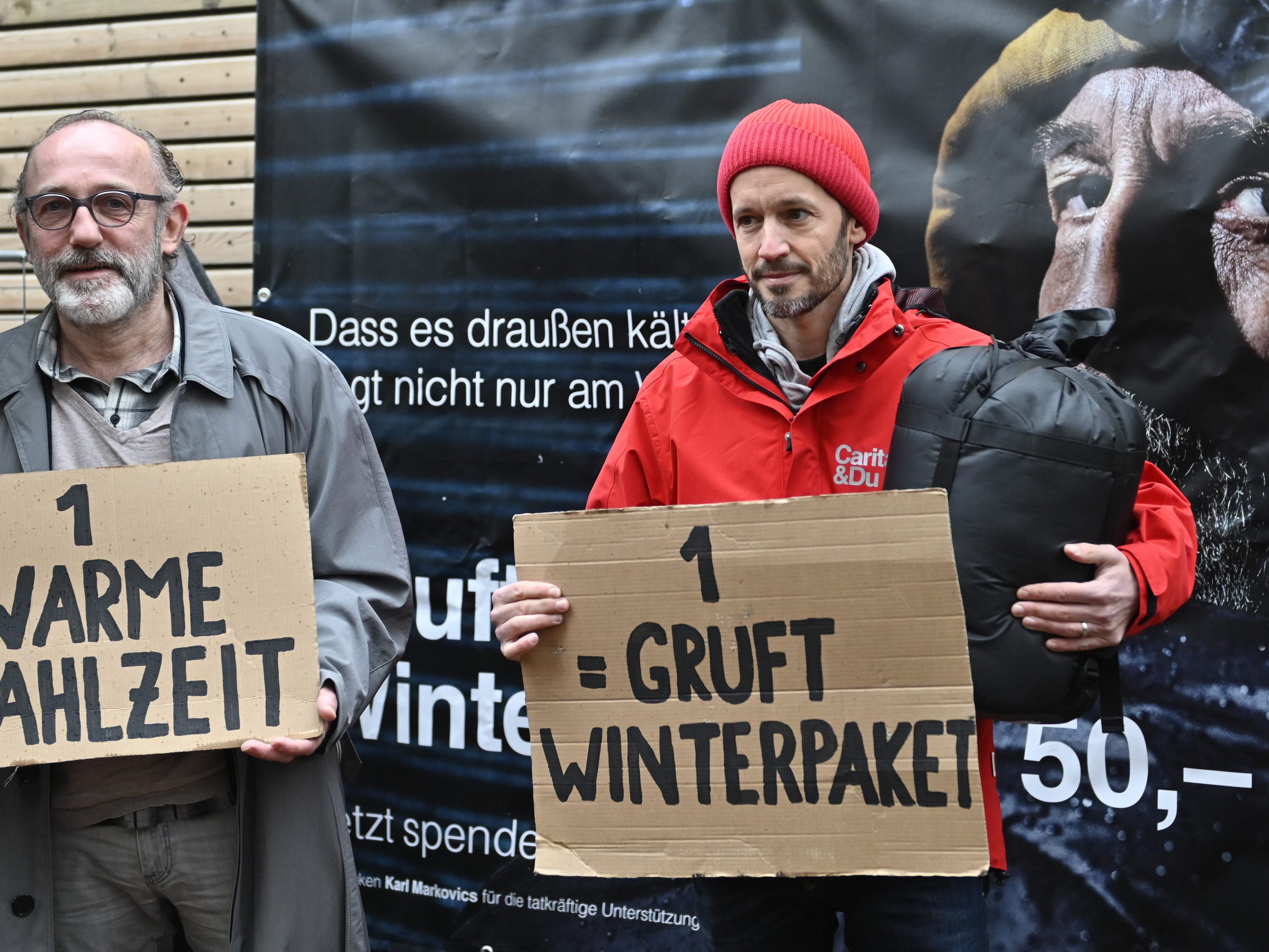 Schauspieler Karl Markovics (L) und Caritas-Direktor Klaus Schwertner bei der Caritas-Pressekonferenz "Gruft Winterpaket" in Wien