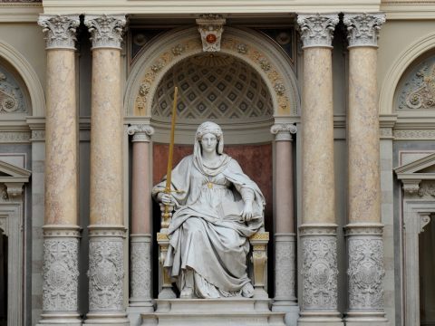 Die 57-Jährige soll dabei geholfen haben, einer Frau Salzsäure ins Auge geträufelt zu haben.