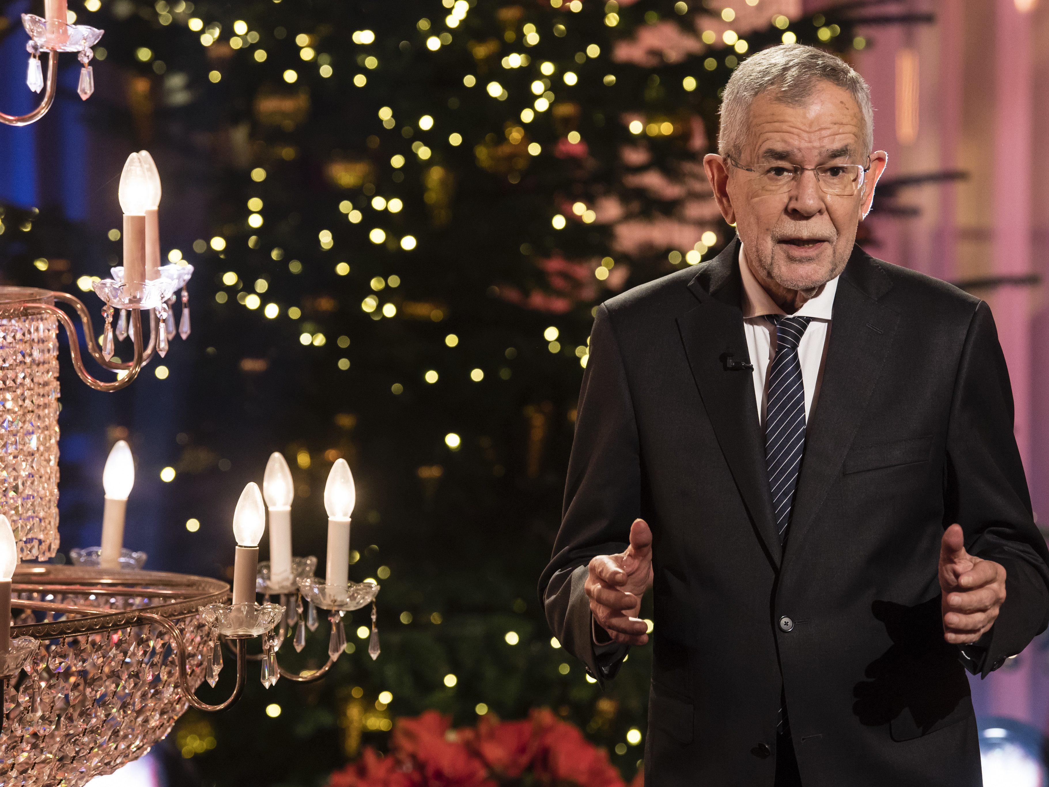 Auch Bundespräsident Alexander Van der Bellen half an den Spendentelefonen mit. Auch Bundespräsident Alexander Van der Bellen half an den Spendentelefonen mit.