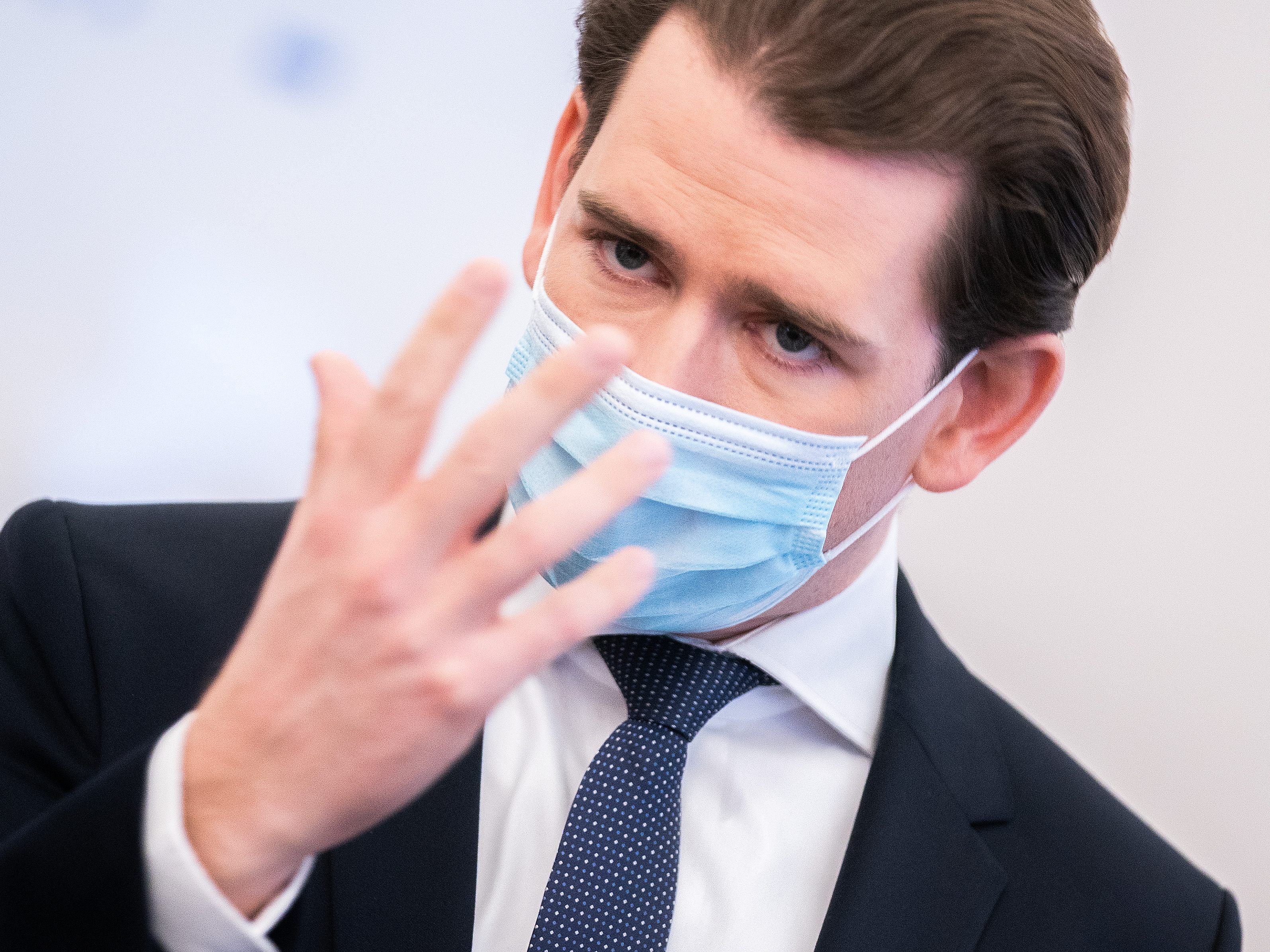 Kurz wirbt für Corona-Tests vor Weihnachtsfeiern. Kurz wirbt für Corona-Tests vor Weihnachtsfeiern.