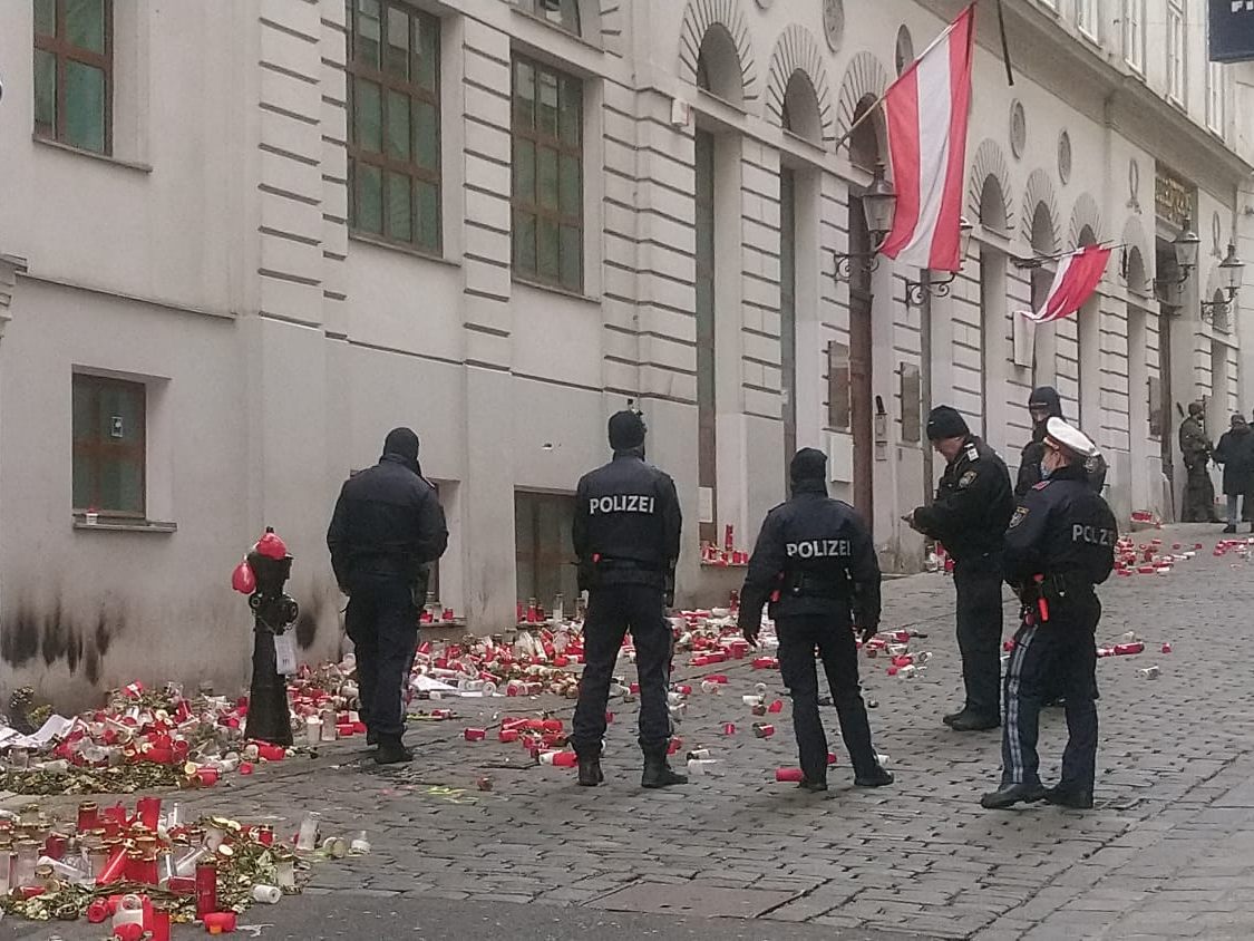 Ein bislang unbekannter Täter stieß die Gedenklichter in der Wiener Innenstadt um. Ein bislang unbekannter Täter stieß die Gedenklichter in der Wiener Innenstadt um.
