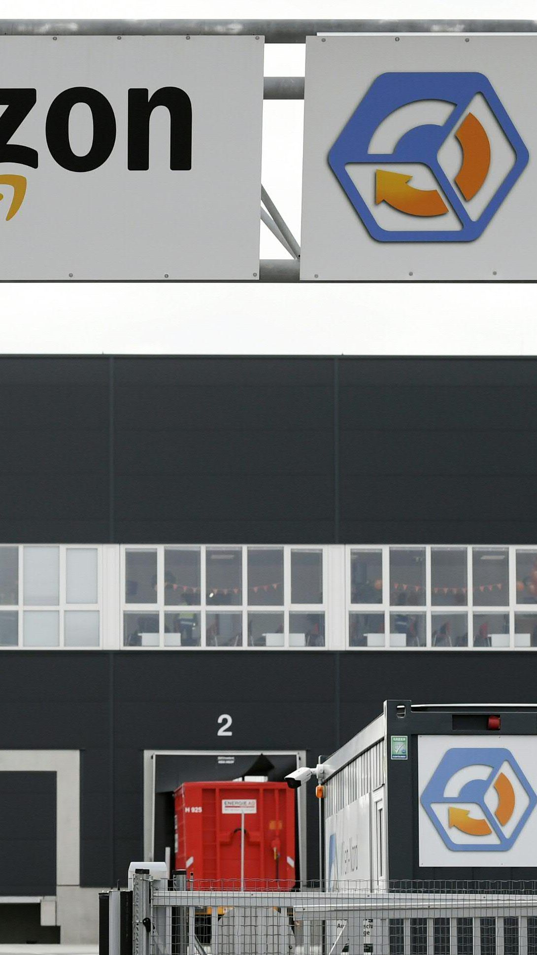 Der Handelsverband fordert eine stärkere Besteuerung des Online-Riesen Amazon.