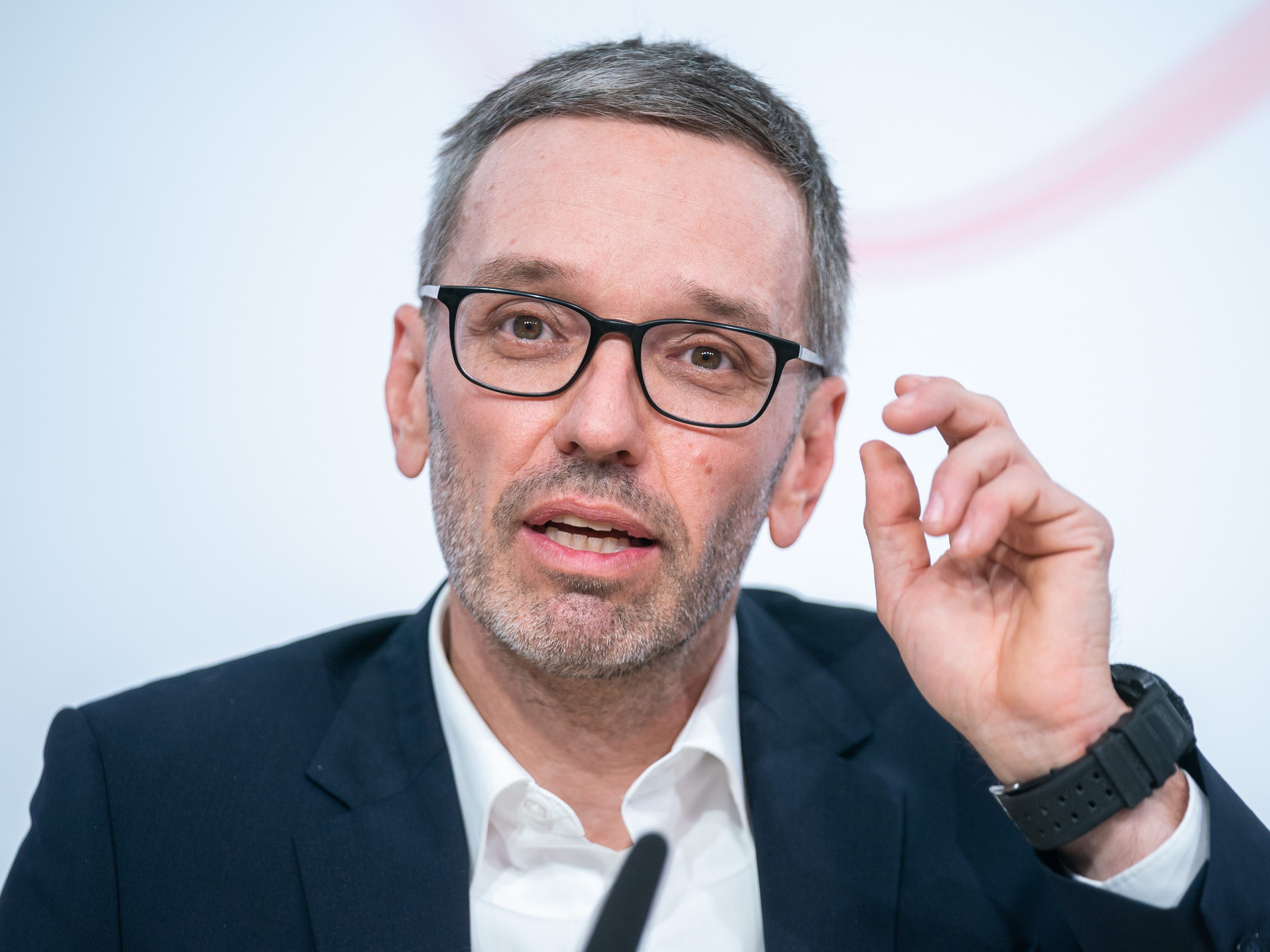 Kickl fordert eine Prüfung des Rechnungshofs wegen angeblicher Ungereimtheiten bei Antigentest-Beschaffung Kickl fordert eine Prüfung des Rechnungshofs wegen angeblicher Ungereimtheiten bei Antigentest-Beschaffung