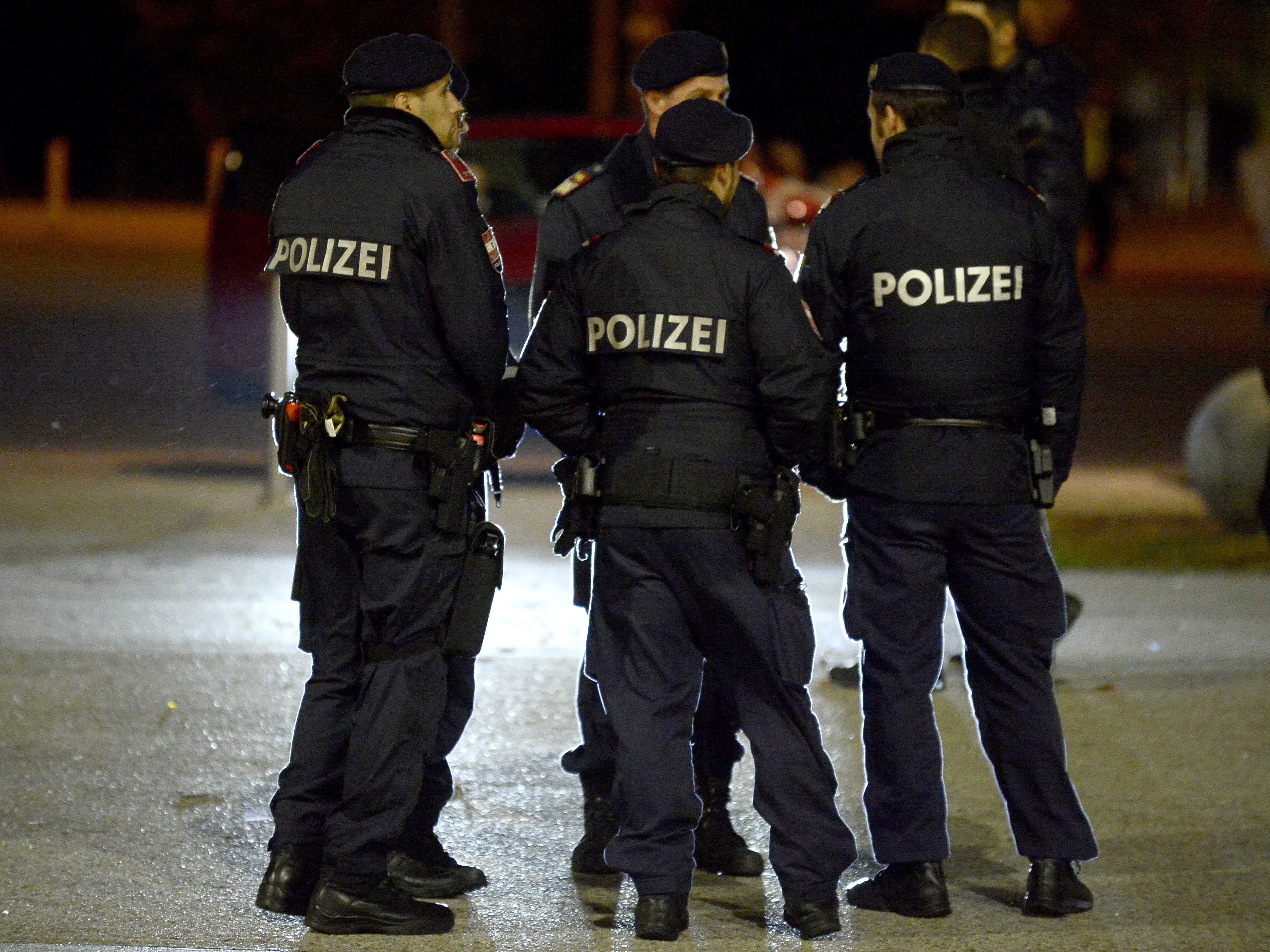 Die Tatwaffe wurde von den Polizisten in einem Mistkübel sichergestellt. Die Tatwaffe wurde von den Polizisten in einem Mistkübel sichergestellt.