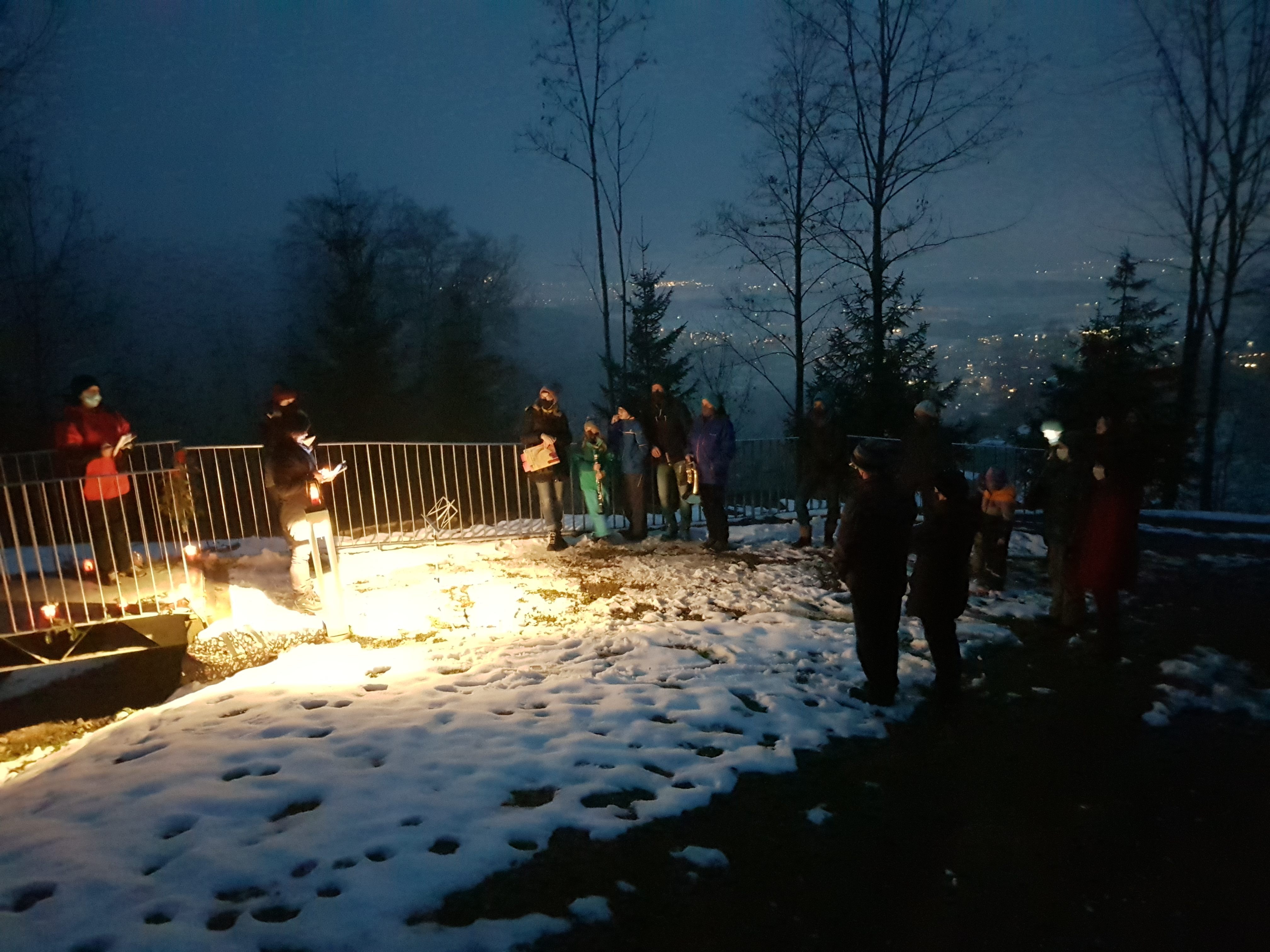 Beim Adventabend bei der Familienkapelle wurde das 13. Fenster dieser Vorweihnachtszeit geöffnet.