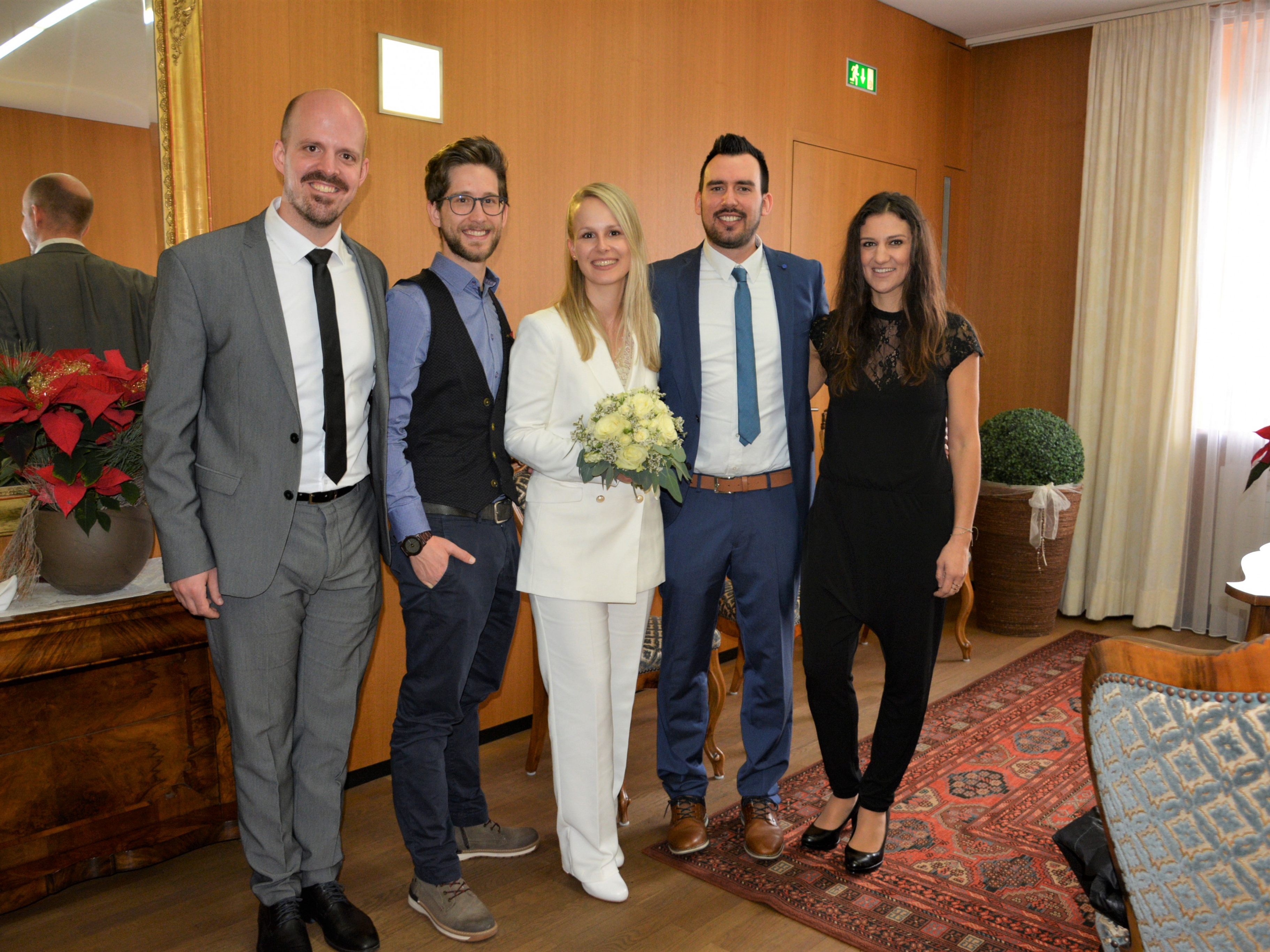 Das Brautpaar mit den Trauzeugen bei der standesamtlichen Hochzeit in Dornbirn.