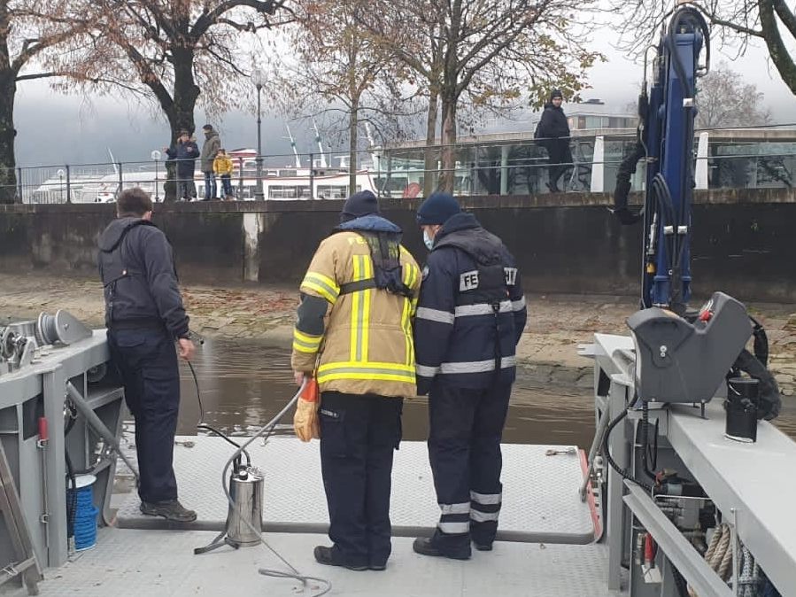 Hydraulikschlauch gerissen: Öl floss in Bodensee.