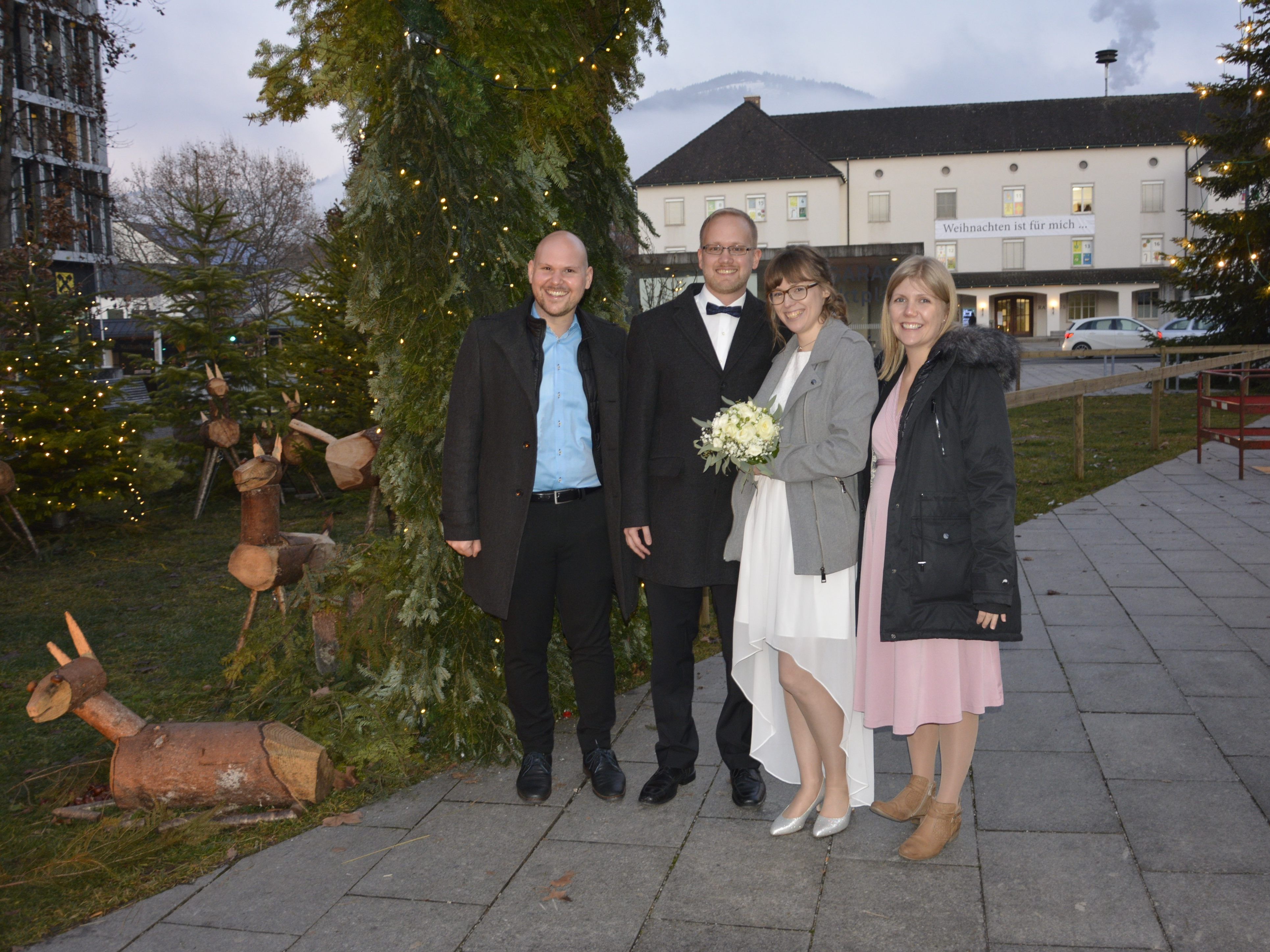 Das Brautpaar mit den Trauzeugen bei der standesamtlichen Hochzeit in Dornbirn.