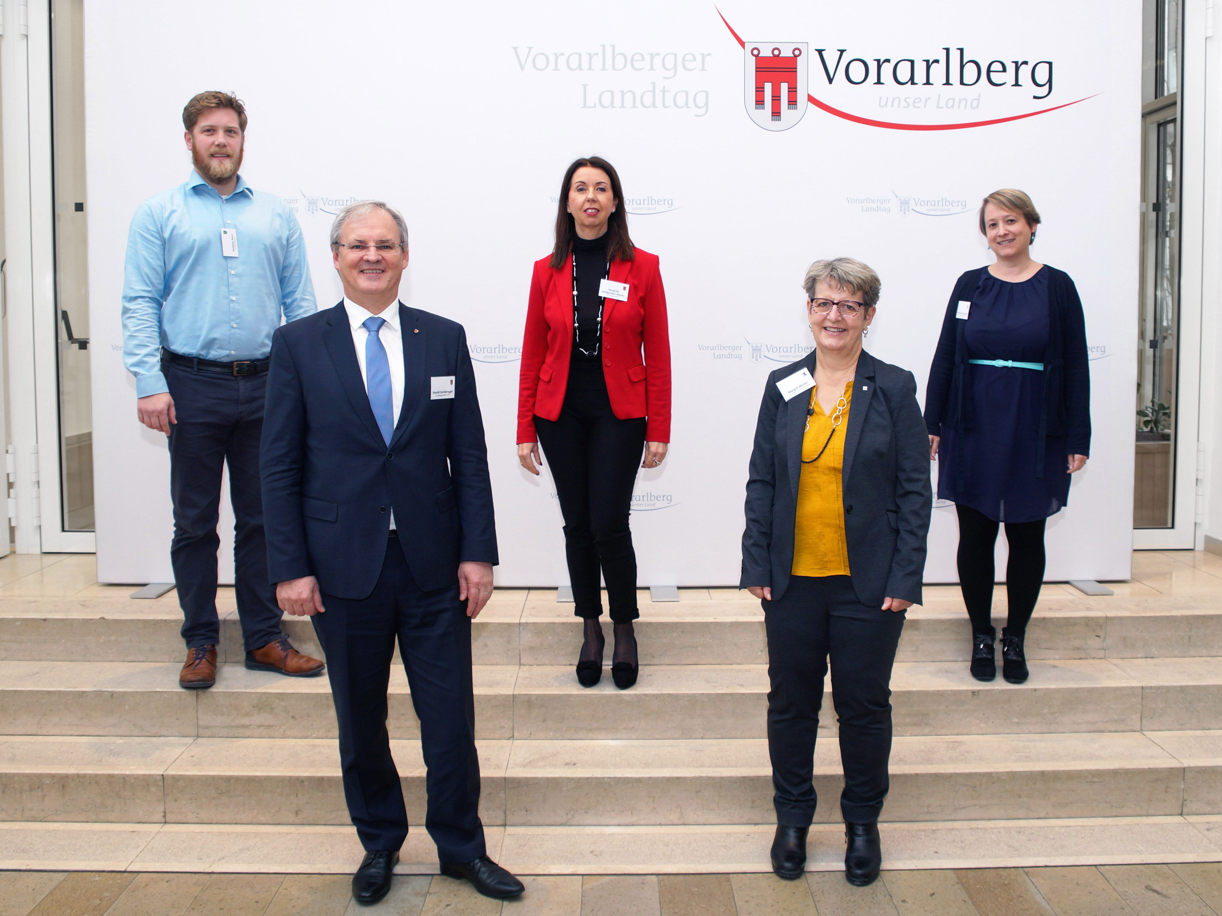 Sonderegger (2.v.l.): „Wir steuern das Boot gemeinsam auch 2021 erfolgreich weiter!“ Sonderegger (2.v.l.): „Wir steuern das Boot gemeinsam auch 2021 erfolgreich weiter!“