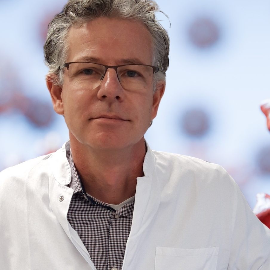 Priv.-Doz. Dr. Dr. Axel Mündlein, Leiter des VIVIT Instituts Dornbirn, informiert auf VOL.AT über die aktuellen Virus-Mutationen.