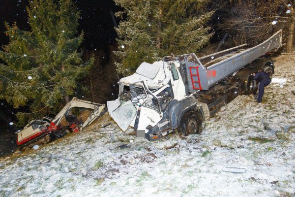 Vorarlberg - Unfall in Marul: 22-Jähriger stürzt 50 Meter mit Lkw ab