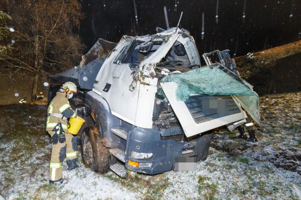 Vorarlberg - Unfall in Marul: 22-Jähriger stürzt 50 Meter mit Lkw ab