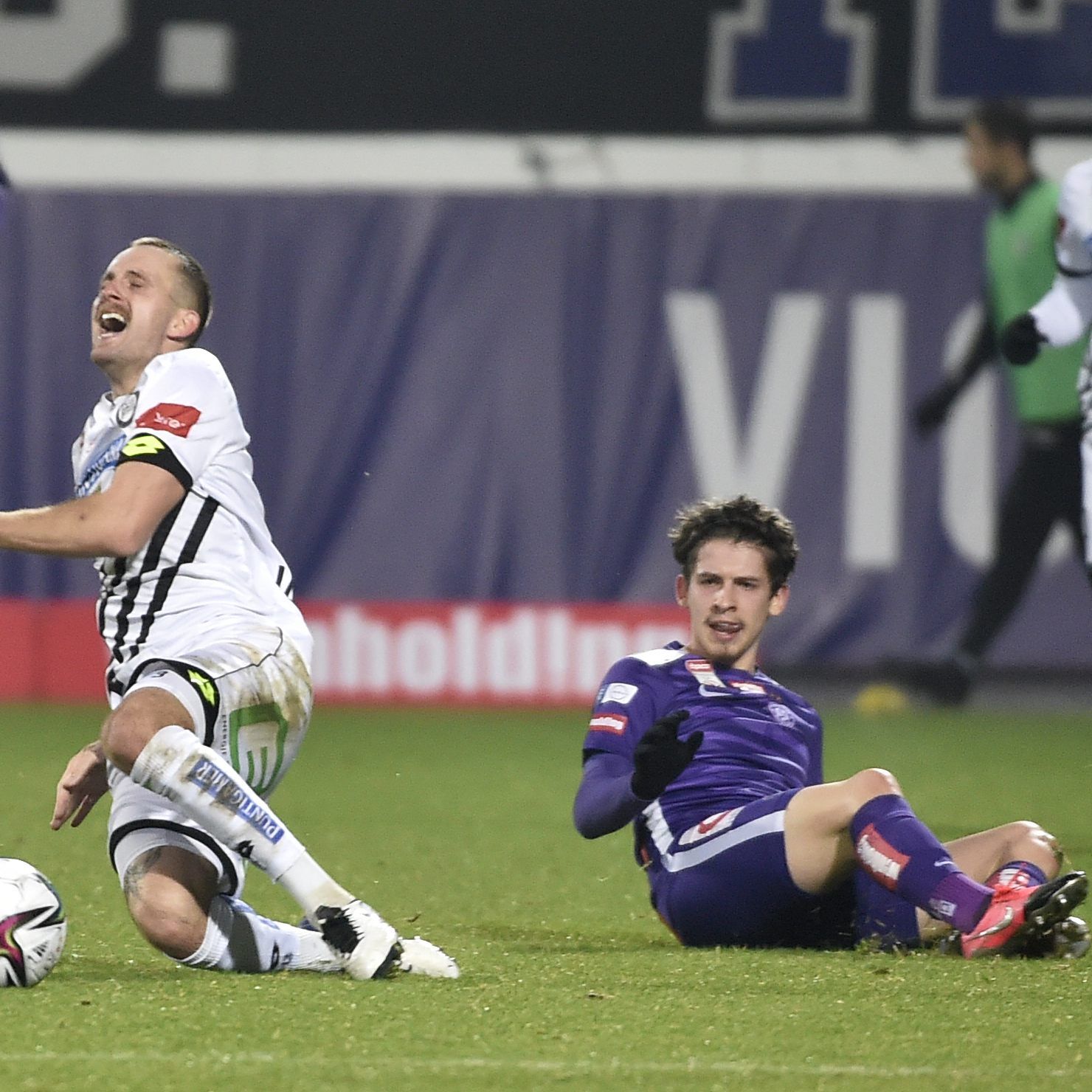 Austrianer Dominik Fitz sah nach einem Foul in der 69. Minute Rot.