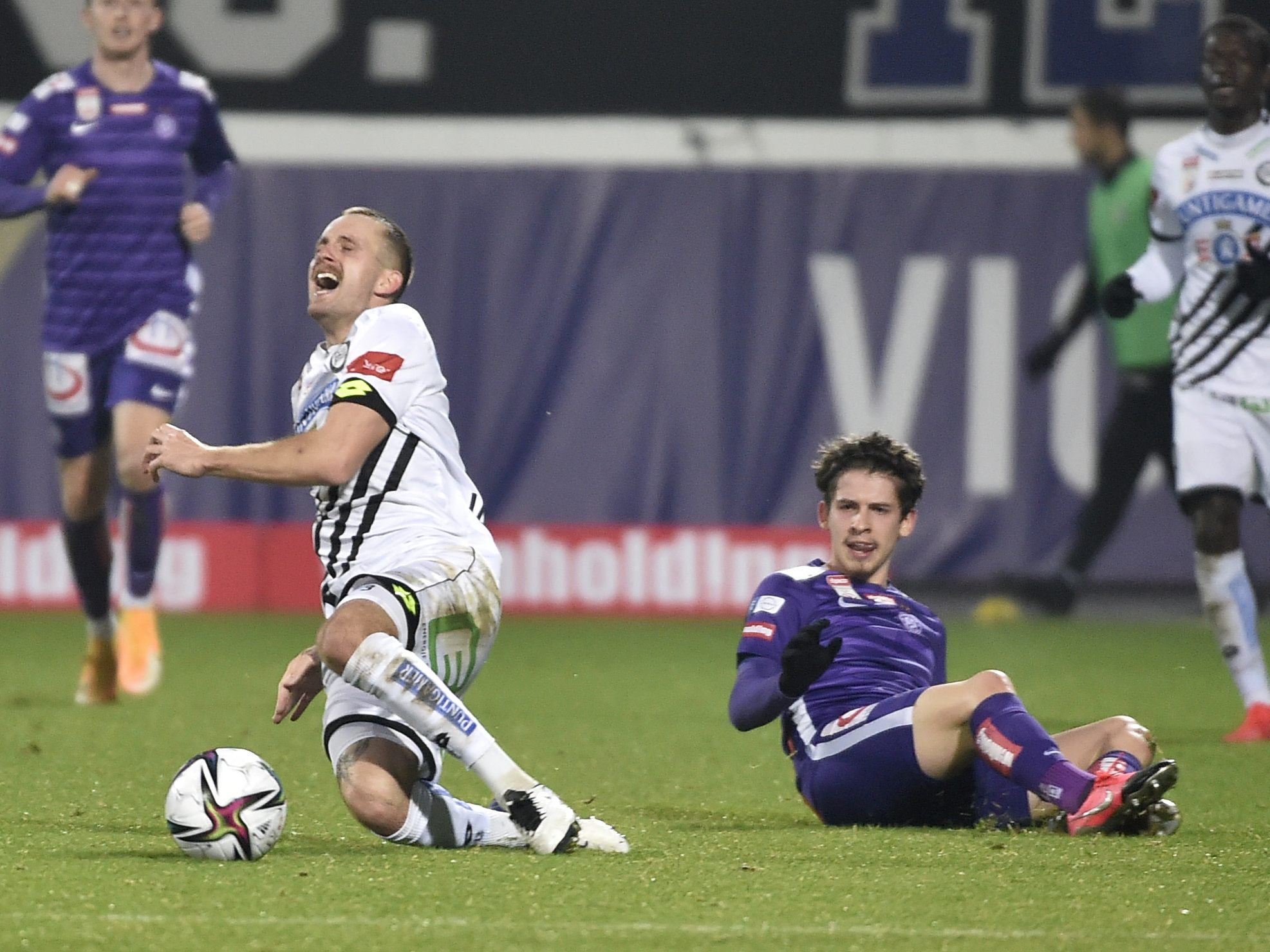Austrianer Dominik Fitz sah nach einem Foul in der 69. Minute Rot. Austrianer Dominik Fitz sah nach einem Foul in der 69. Minute Rot.