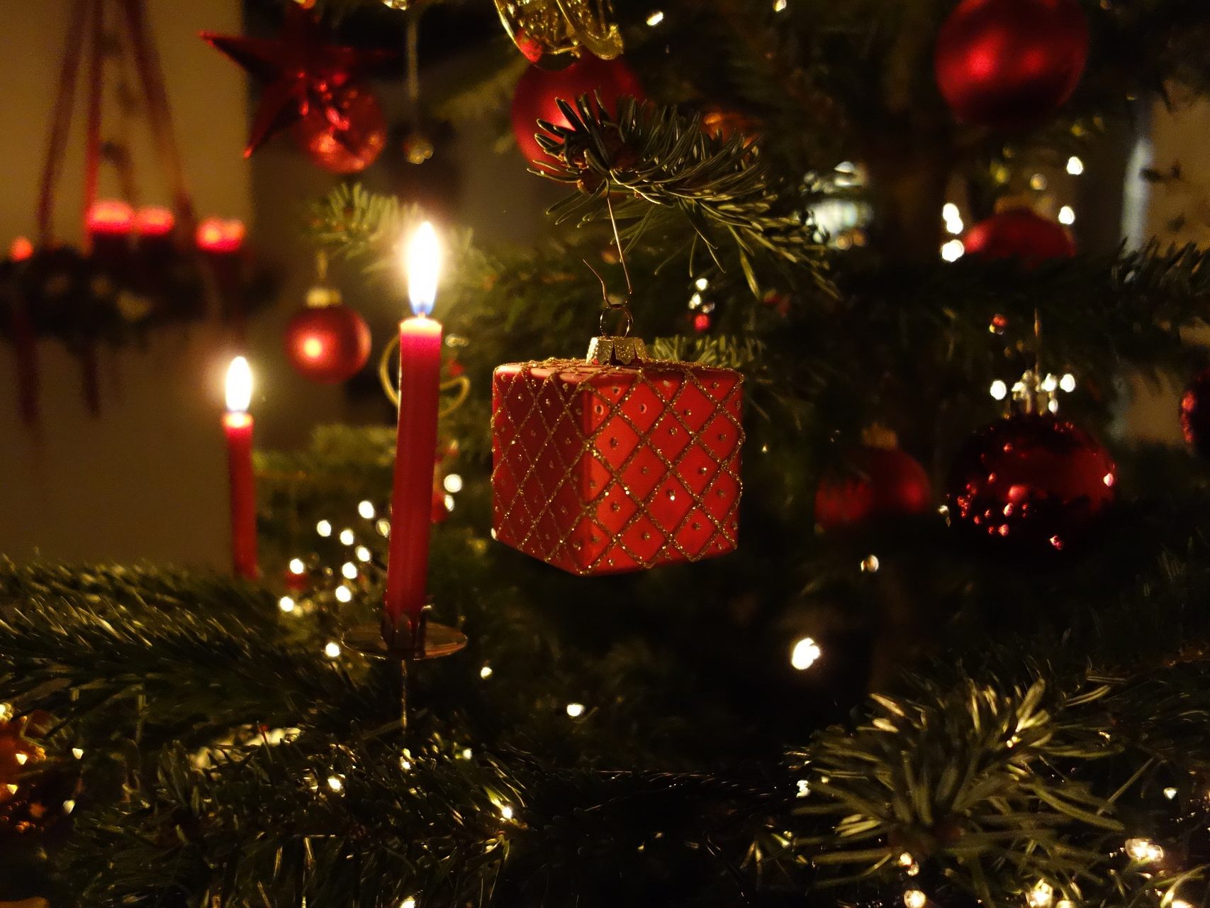 So stimmungsvoll echte Kerzen am Christbaum sind - sie sind brandgefährlich So stimmungsvoll echte Kerzen am Christbaum sind - sie sind brandgefährlich
