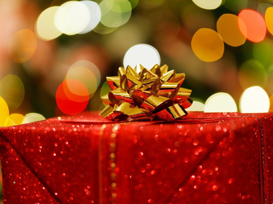 So manches noch so gut gemeinte Geschenk möchte man am liebsten umtauschen - wie das klappt, verrät der VKI