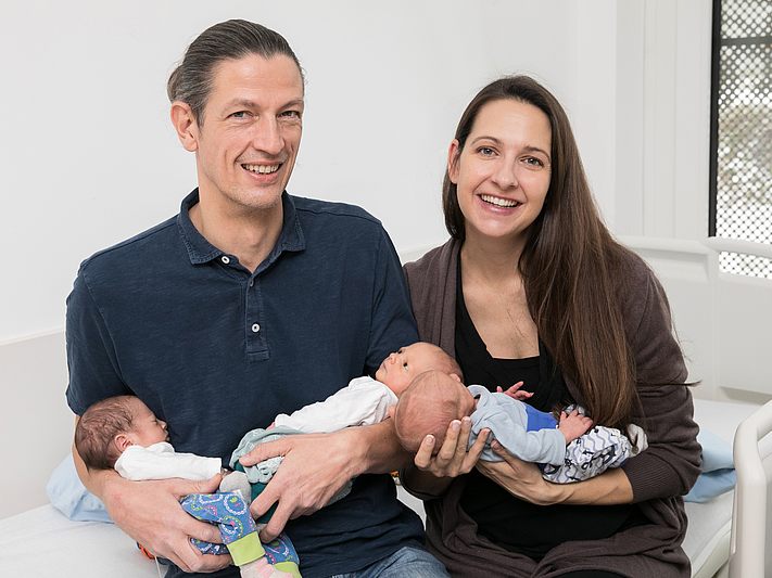 Familie B. genießt ihr dreifaches Babyglück.