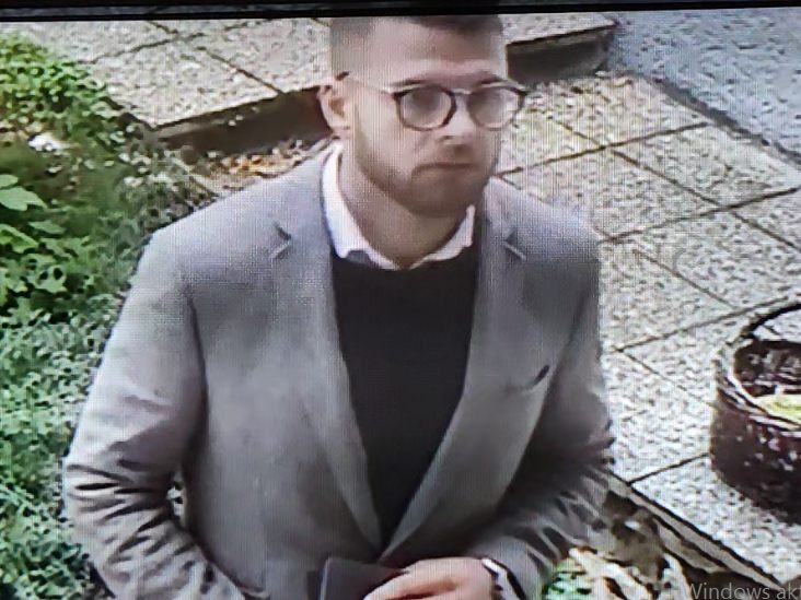 Eine Überwachungskamera konnte einen Mann aufnehmen.