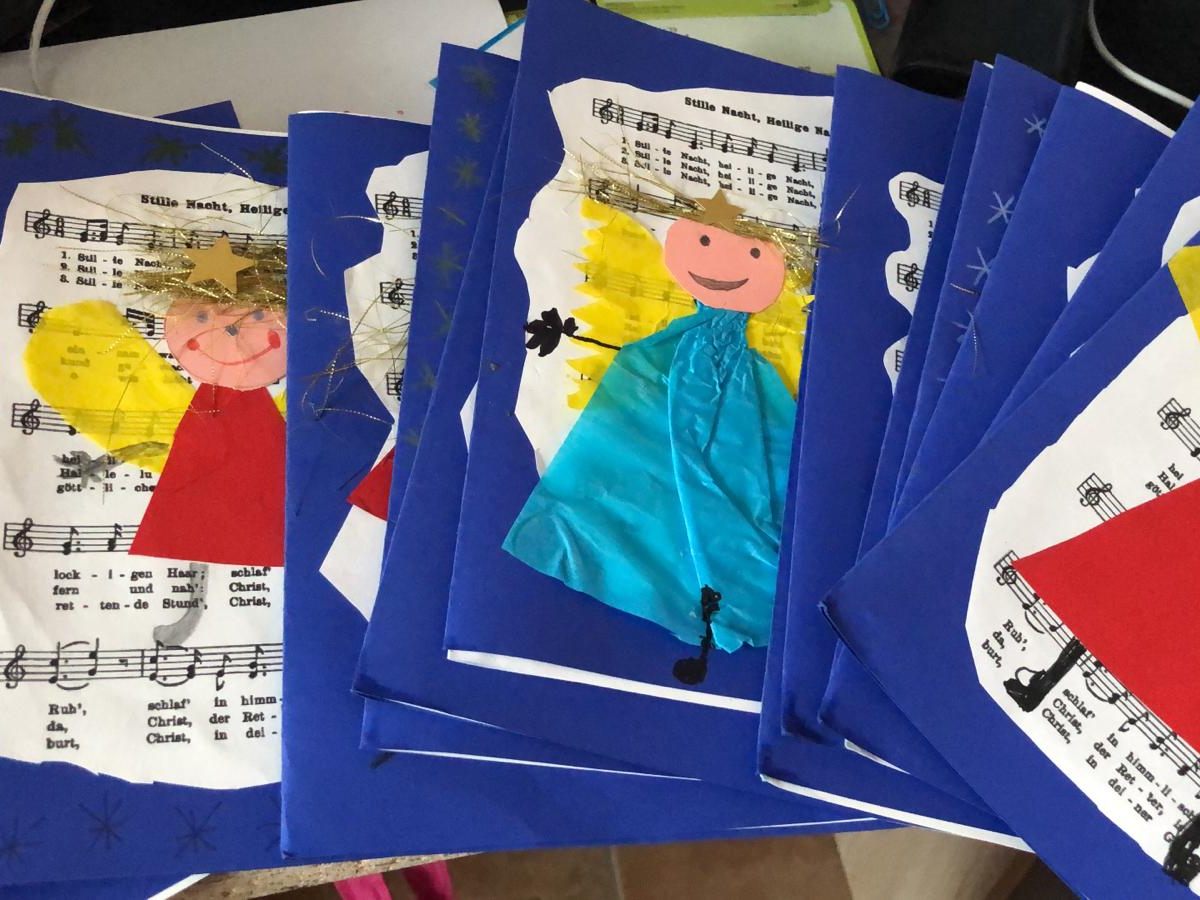 Die Kinder der Volksschule Brand gestalteten die Weihnachtskarten für die alleinstehenden Brandner und Bürserberger.