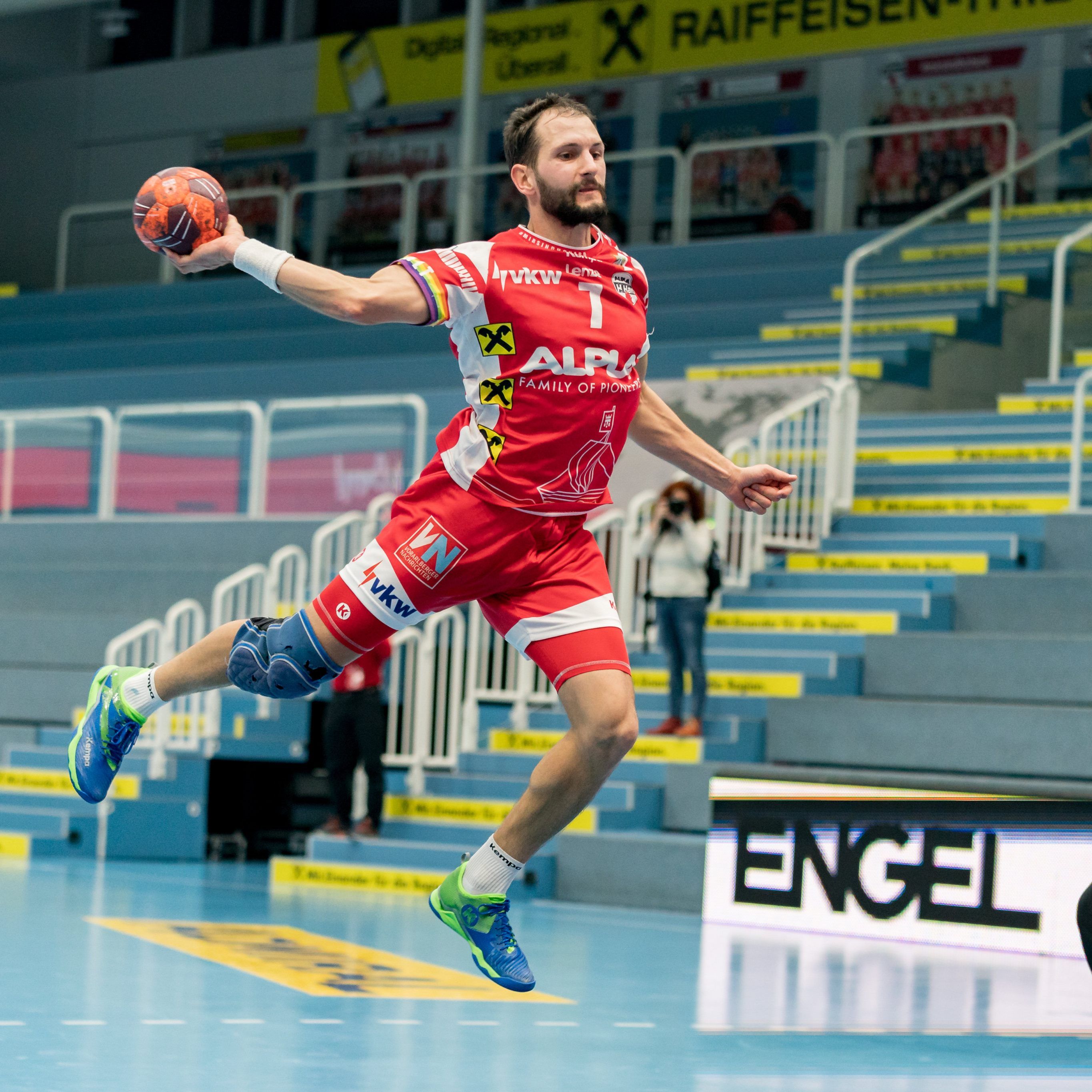 Hard gewinnt das Spitzenspiel